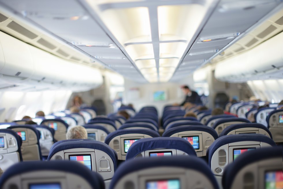 Consumo abre expediente a varias aerolíneas de bajo coste por cobrar el equipaje de mano