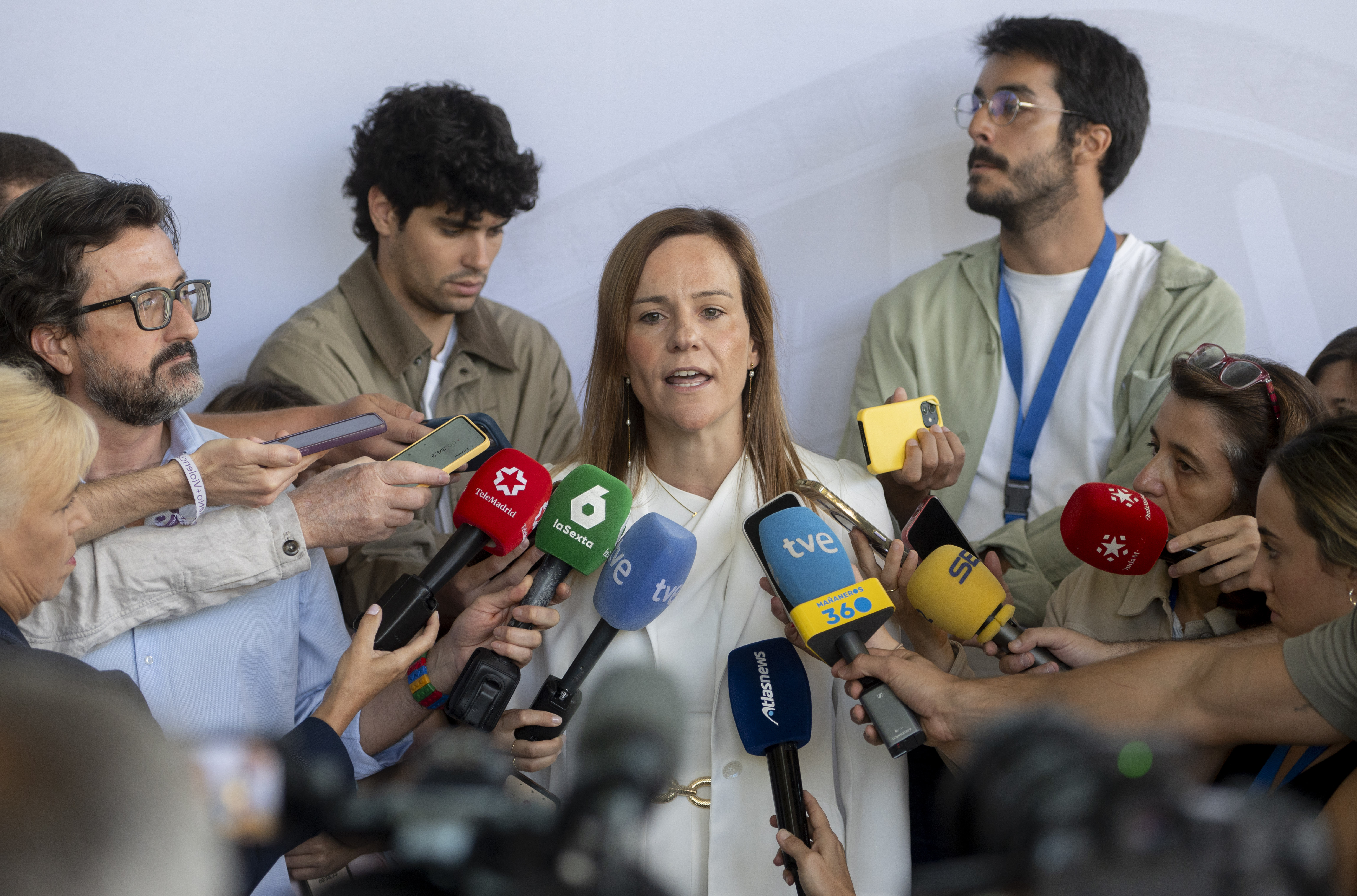 La portavoz de Vox de Agenda España, Isabel Pérez Moñino, atiende a los medios a su llegada al Debate sobre el Estado de la Región, en la Asamblea de Madrid, a 11 de septiembre de 2025, en Madrid (España). La Asamblea de Madrid acoge hoy y mañana, 11 y 12 de septiembre, el Debate sobre el Estado de la Región, que da inicio al año parlamentario y supone el reencuentro de la presidenta de la Comunidad de Madrid con la oposición. El debate está marcado por la crisis en Gaza y la migración.
11 SEPTIEMBRE 2025;AYUSO;ISABEL DÍAZ AYUSO;PRESIDENTA;PRESIDENTA DE MADRID;OPOSICIÓN;VOX;PSOE;MADRID;DEBATE;ESTADO DE LA REGIÓN;GAZA;MIGRACIÓN;ASAMBLEA
Alberto Ortega / Europa Press
11/09/2025