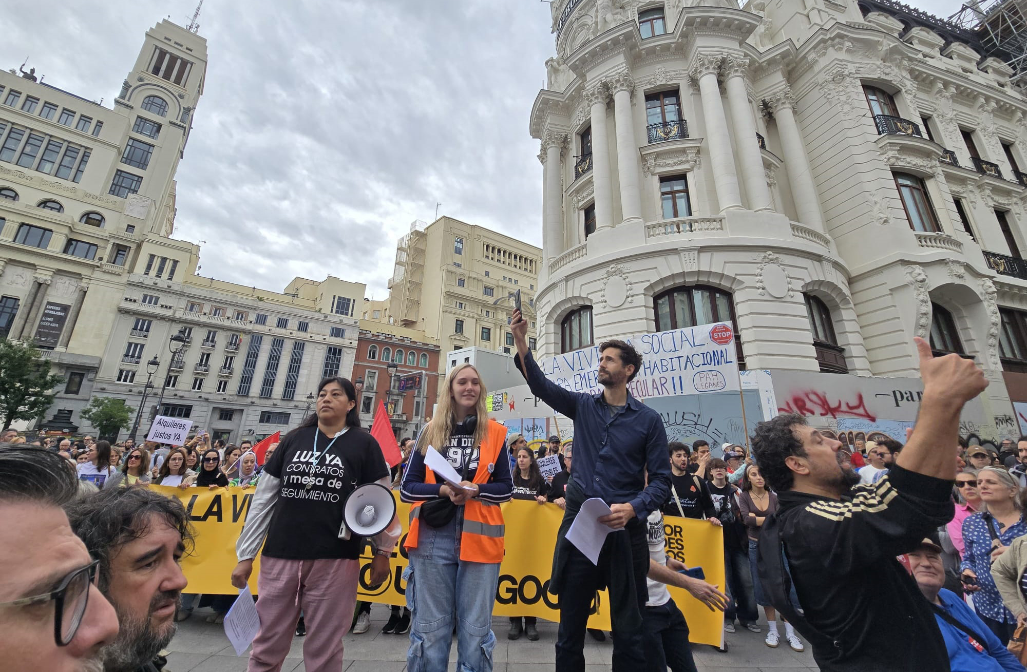 Comienza la lectura del manifiesto por parte del actor Juan Diego Botto y dos vecinas afectadas, Gladys Zambrana, de la Ca?ada Real, y Diana Martn, de la plataforma de afectados por la lnea 7B del Metro.