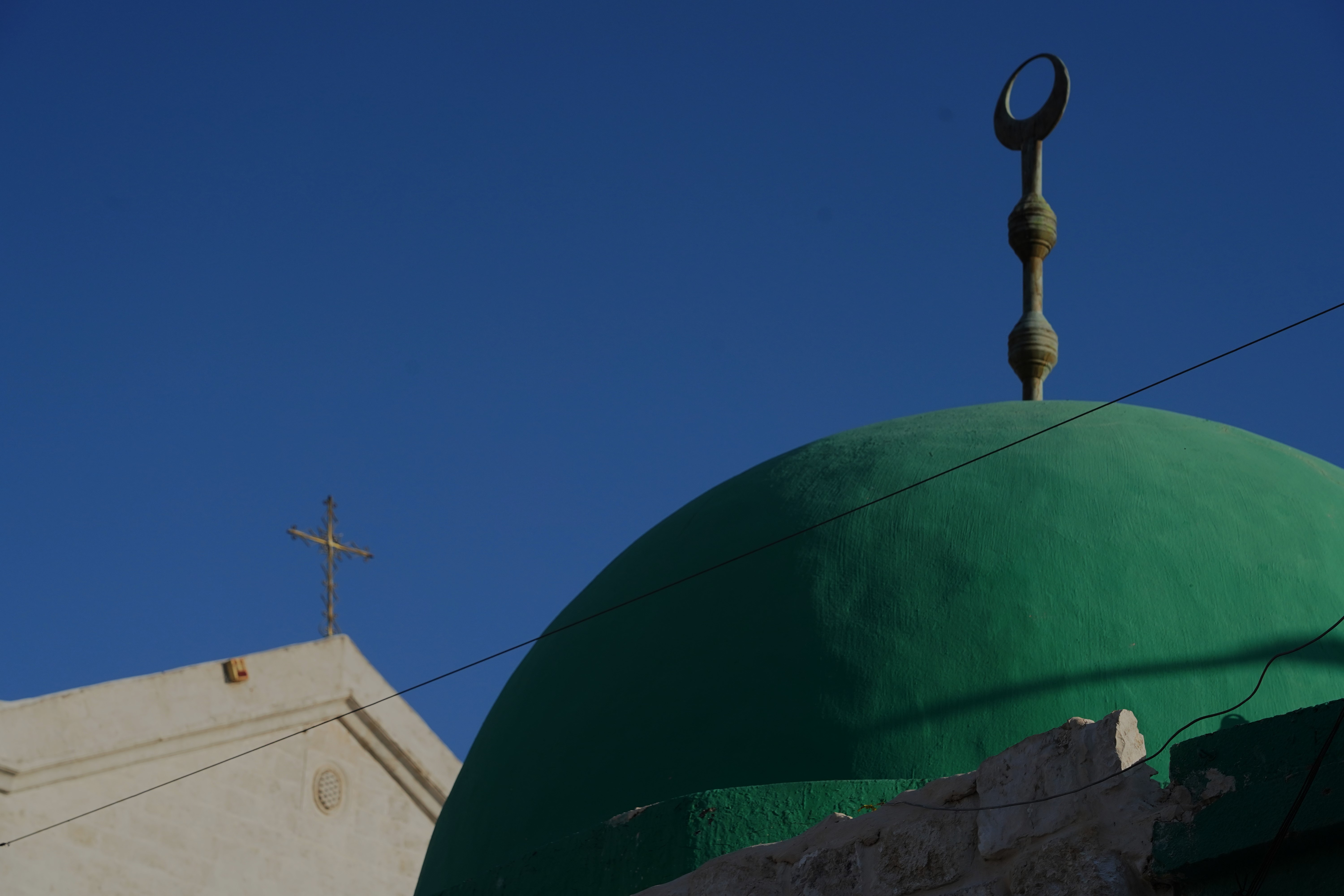 Uma mesquita próxima a uma igreja na cidade de Lod (Israel).