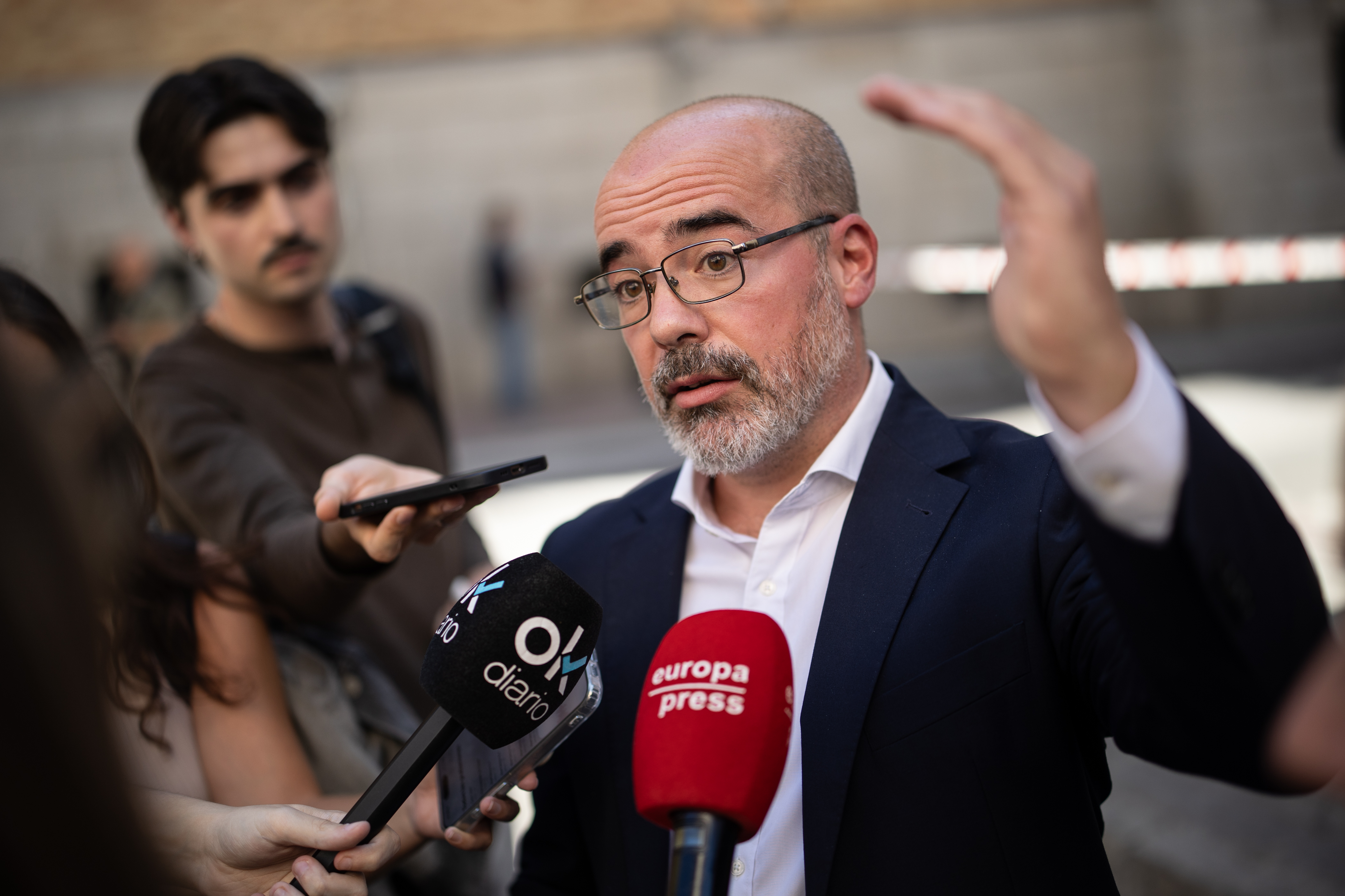 El delegado del Gobierno en Madrid, Francisco Martín, ofrece declaraciones a los medios durante su visita al edificio que se ha derrumbado, en la zona de Ópera, a 7 de octubre de 2025, en Madrid (España). Tres personas han resultado heridas en el derrumbe parcial de un edificio en obras de seis plantas de la calle de las Hileras, en la zona de Ópera. Un total de once dotaciones de Bomberos del Ayuntamiento de Madrid con la Sección de Apoyo Aéreo y Sección Canina de Policía Municipal buscan a posibles desaparecidos.
07 OCTUBRE 2025;DERRUMBE;EDIFICIO;HERIDOS;DESAPARECIDOS;OBRAS
Alejandro Martínez Vélez / Europa Press
07/10/2025