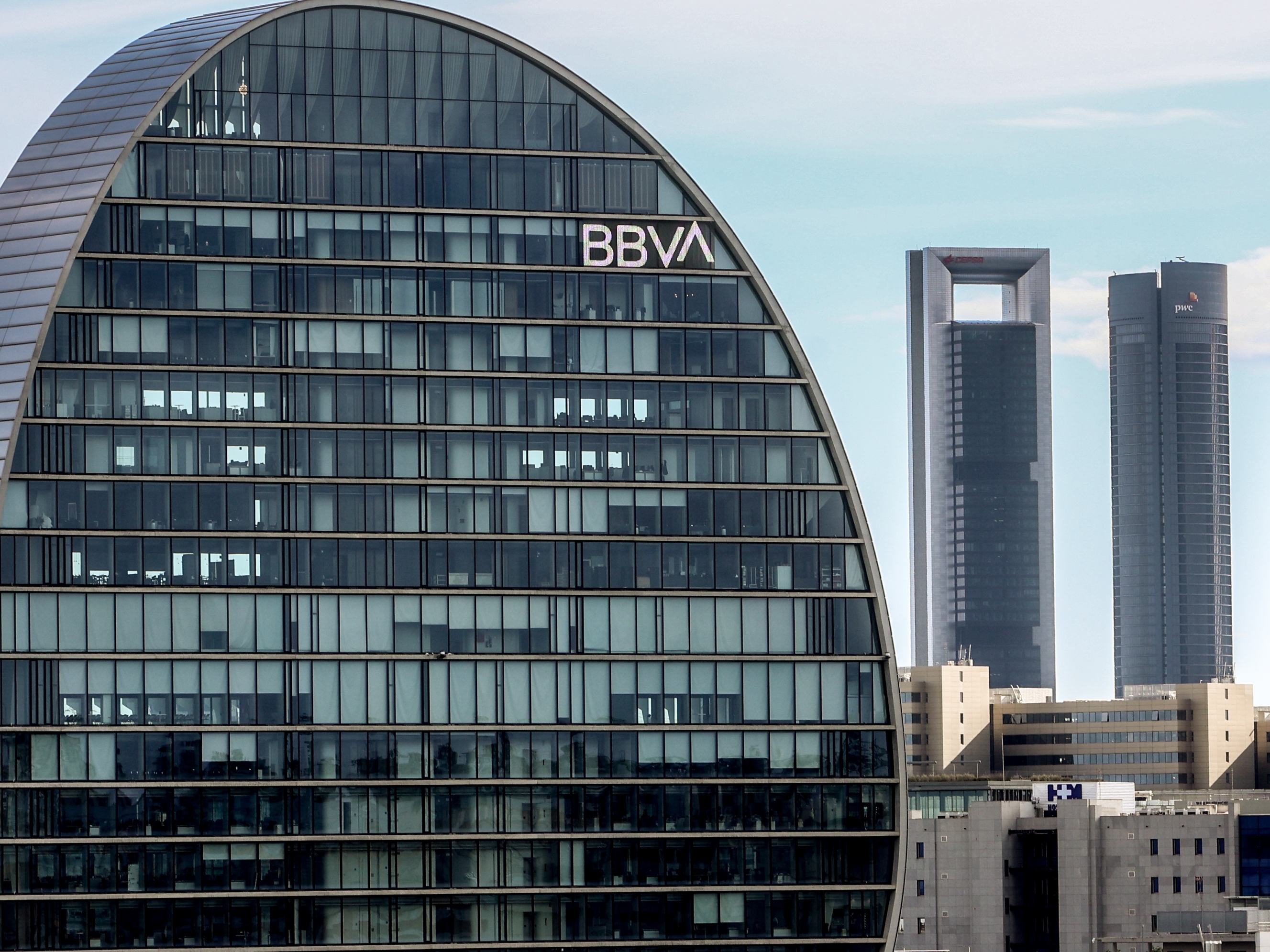 Fachada del edificio ‘La Vela’, en la ciudad del BBVA, a 30 de abril de 2024, en Madrid (España).