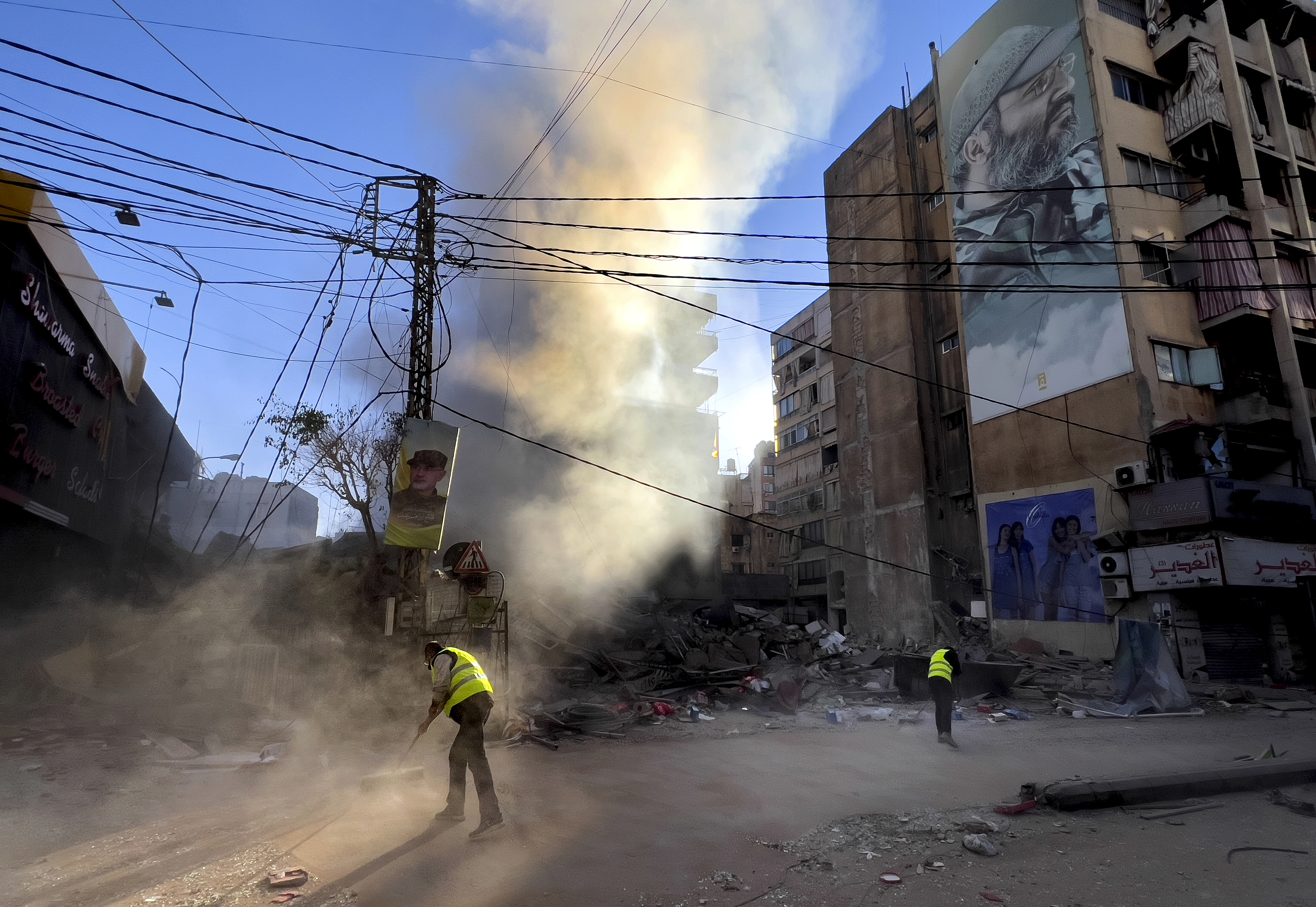 Humo tras un bombardeo en el barrio de Dahiye al sur de Beirut