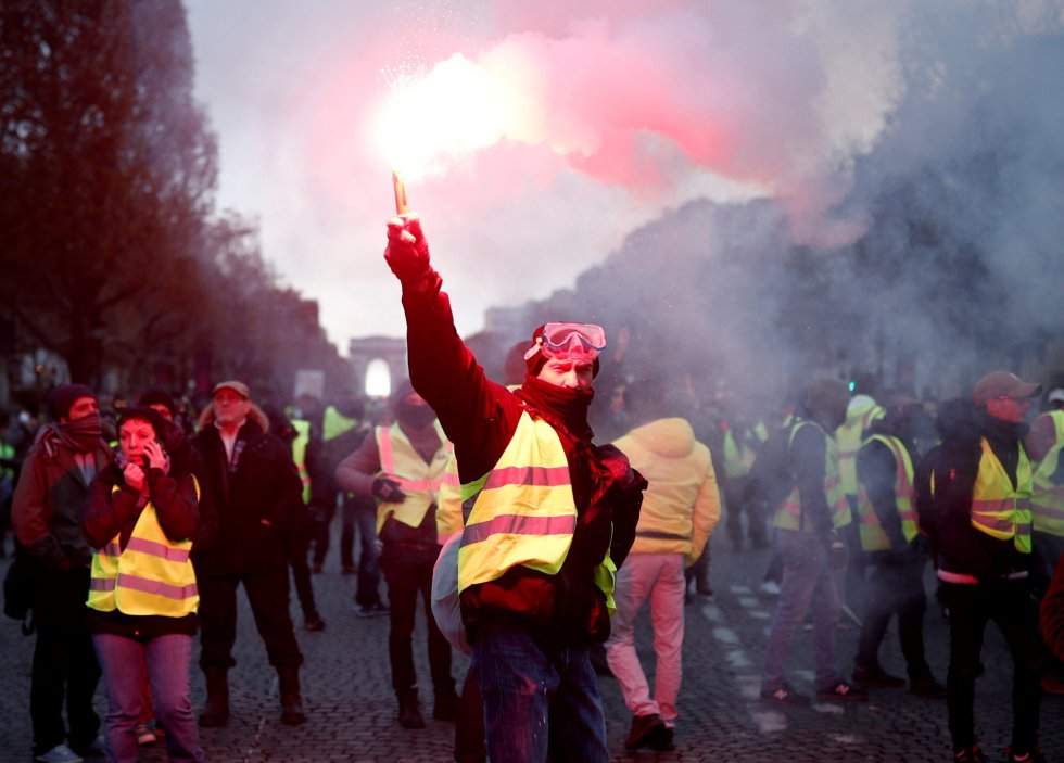 Manifestantes franceses protestan frente a la sede de LVMH en París