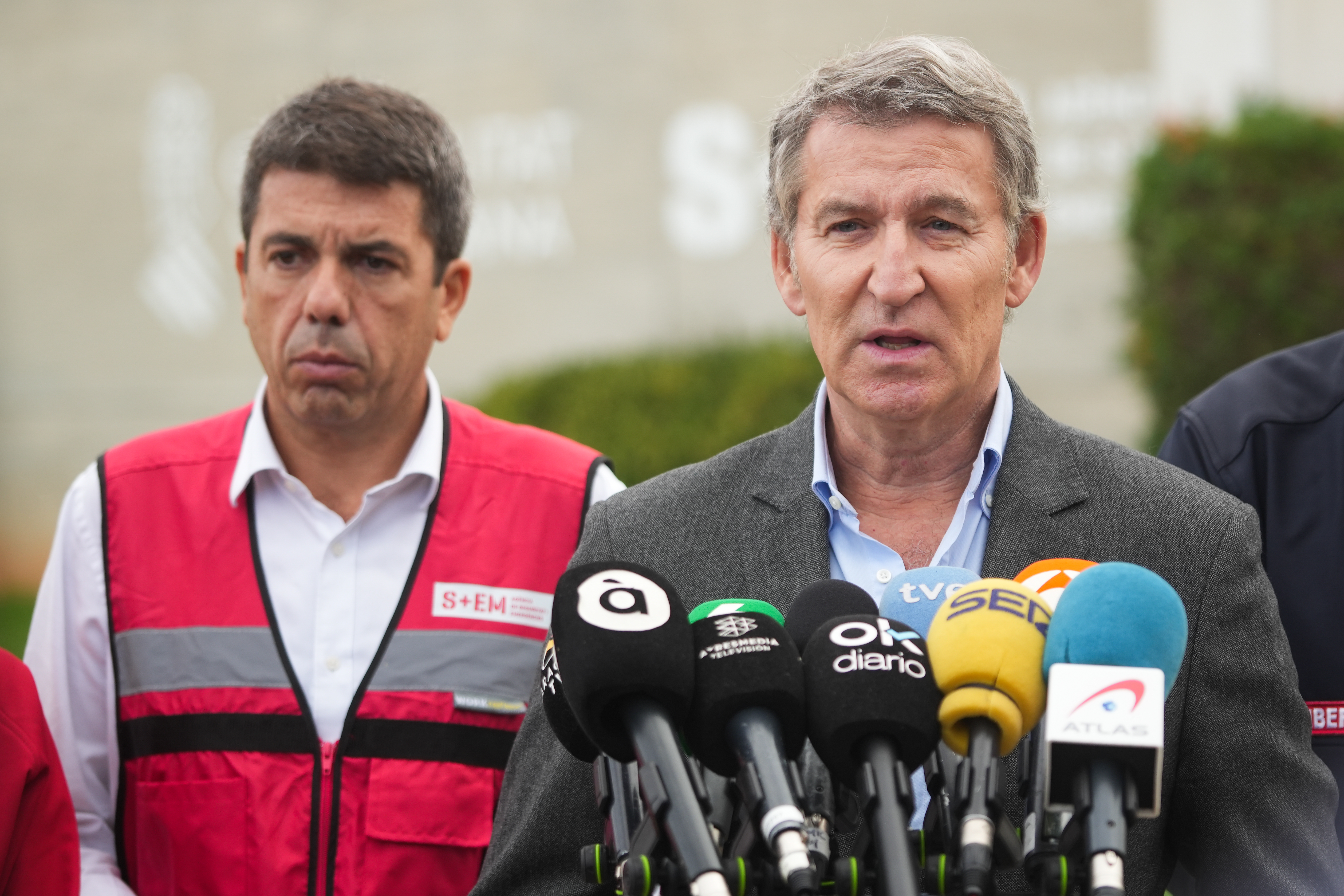 El presidente de la Generalitat Valenciana, Carlos Mazón (i) y el presidente del Partido Popular, Alberto Núñez Feijóo (d), ofrecen declaraciones a los medios tras su visita al Centro de Coordinación de Emergencias de la Comunitat Valenciana, junto al , a 31 de octubre de 2024, en L'Eliana, Valencia, Comunidad Valenciana (España). Esta mañana se han reanudado las labores de búsqueda de los desaparecidos en la zona afectada por la dana en la Comunidad Valenciana, que se ha cobrado la vida de al menos 92 personas. Otras tres han muerto en Castilla-La Mancha y una, en la zona de Málaga, todas como consecuencia de la DANA. La Generalitat movilizará 250 millones en ayudas por la catástrofe, con 6.000 euros para cada afectado.
31 OCTUBRE 2024
Jorge Gil / Europa Press
31/10/2024