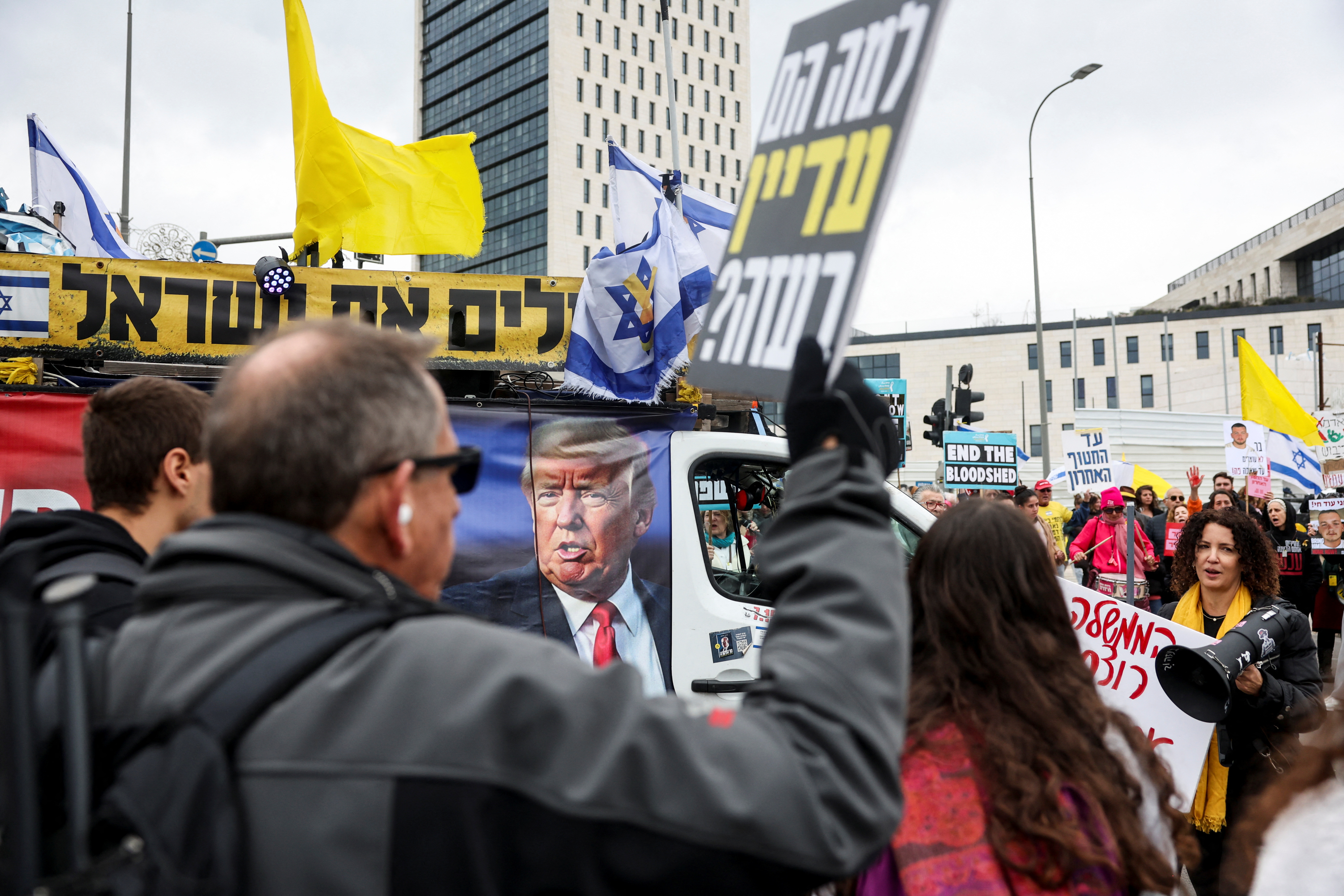 Un grupo de personas protesta para exigir la continuidad de la tregua entre Israel y Hamás, frente a la oficina del primer ministro, Benjamín Netanyahu, en Jerusalén, este 11 de febrero de 2025. 