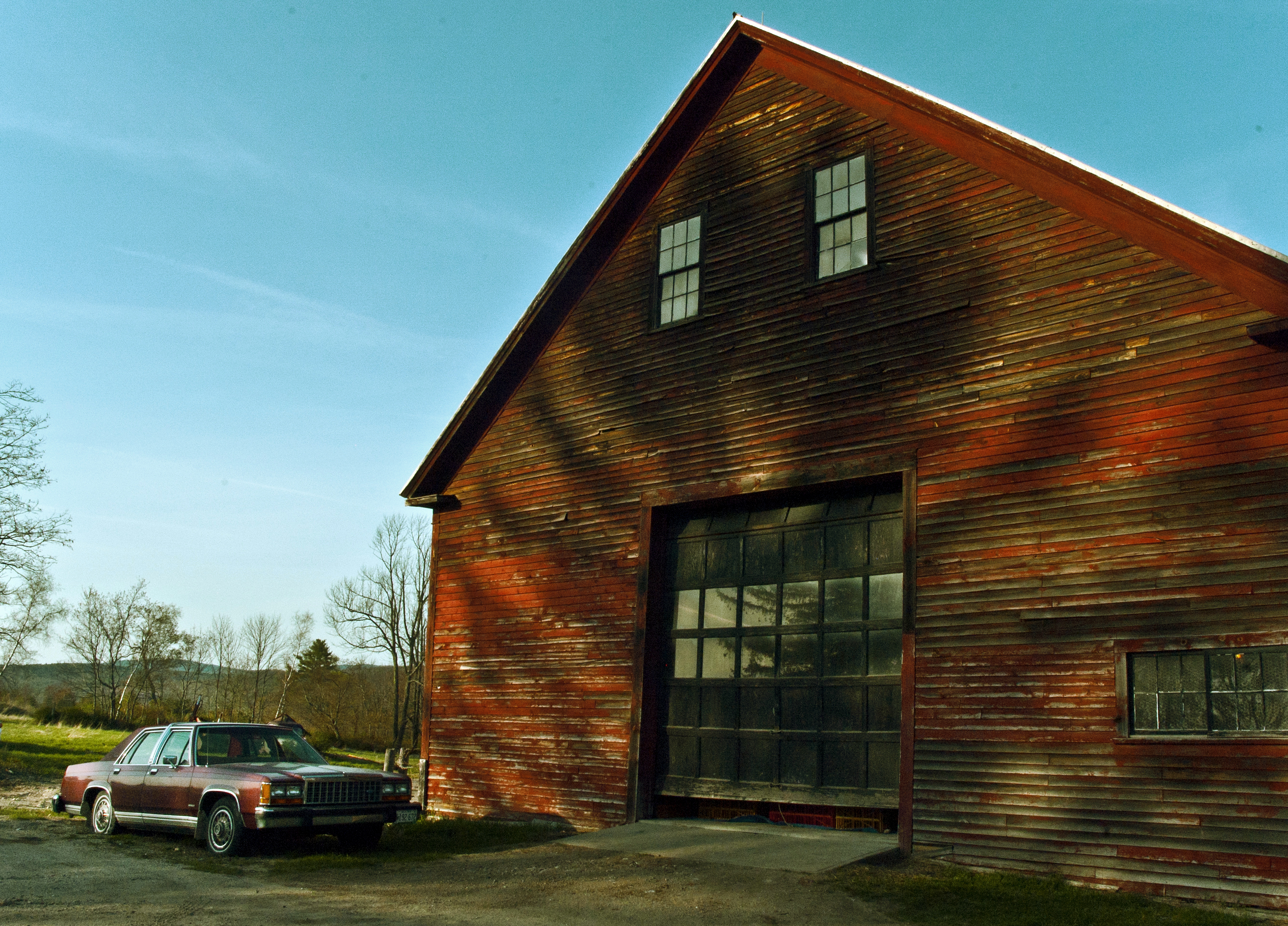 Red Barn In Winter Snow. Historic Barn. Foreground is a horse drawn Disk  Harrow. Old red barn at Daniel Arnold Historical Farm, Carriage Hill  Metropa Stock Photo - Alamy, image size:2670x1920