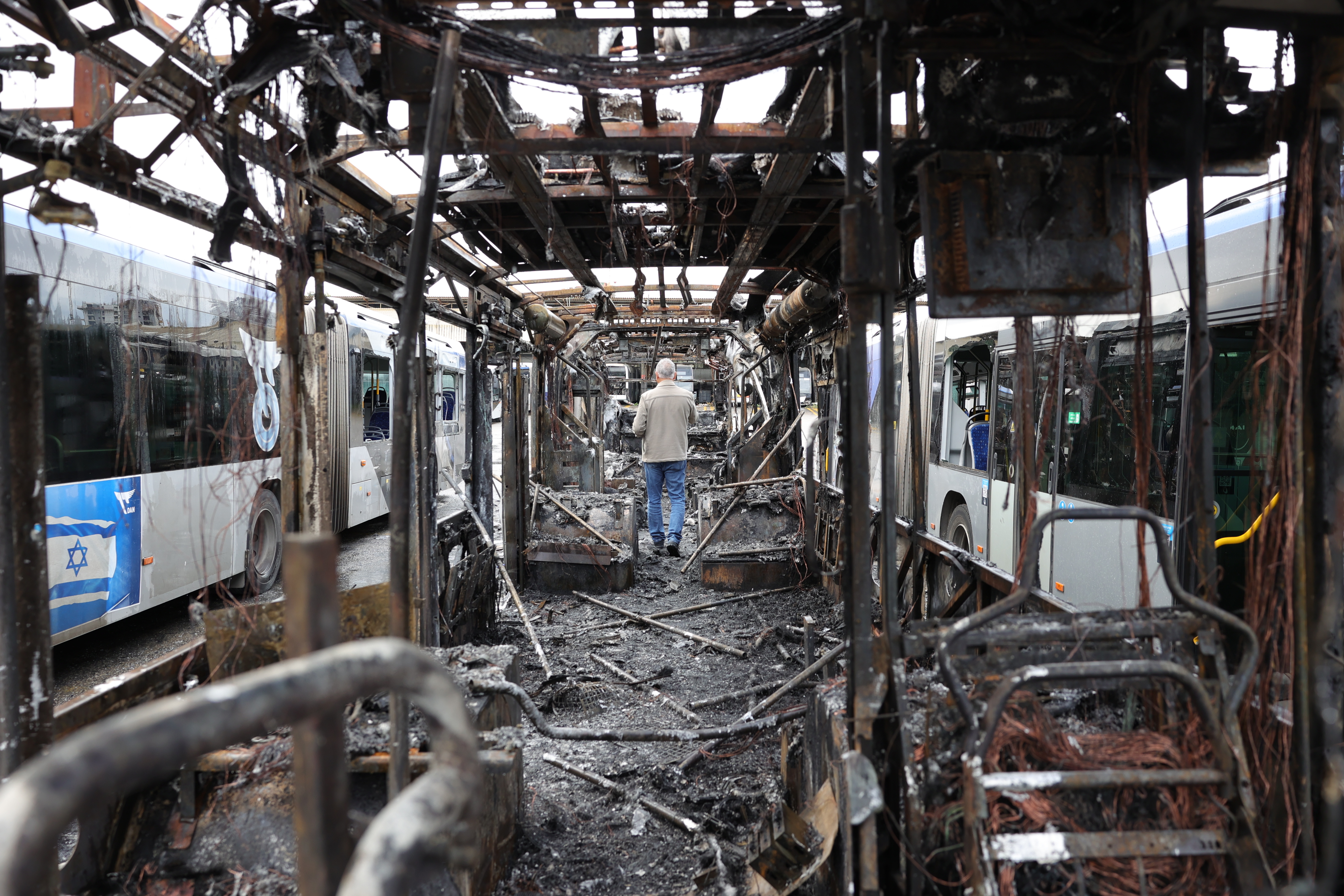 Uno de los autobuses calcinados por una de las explosiones en Bat Yam, ayer.