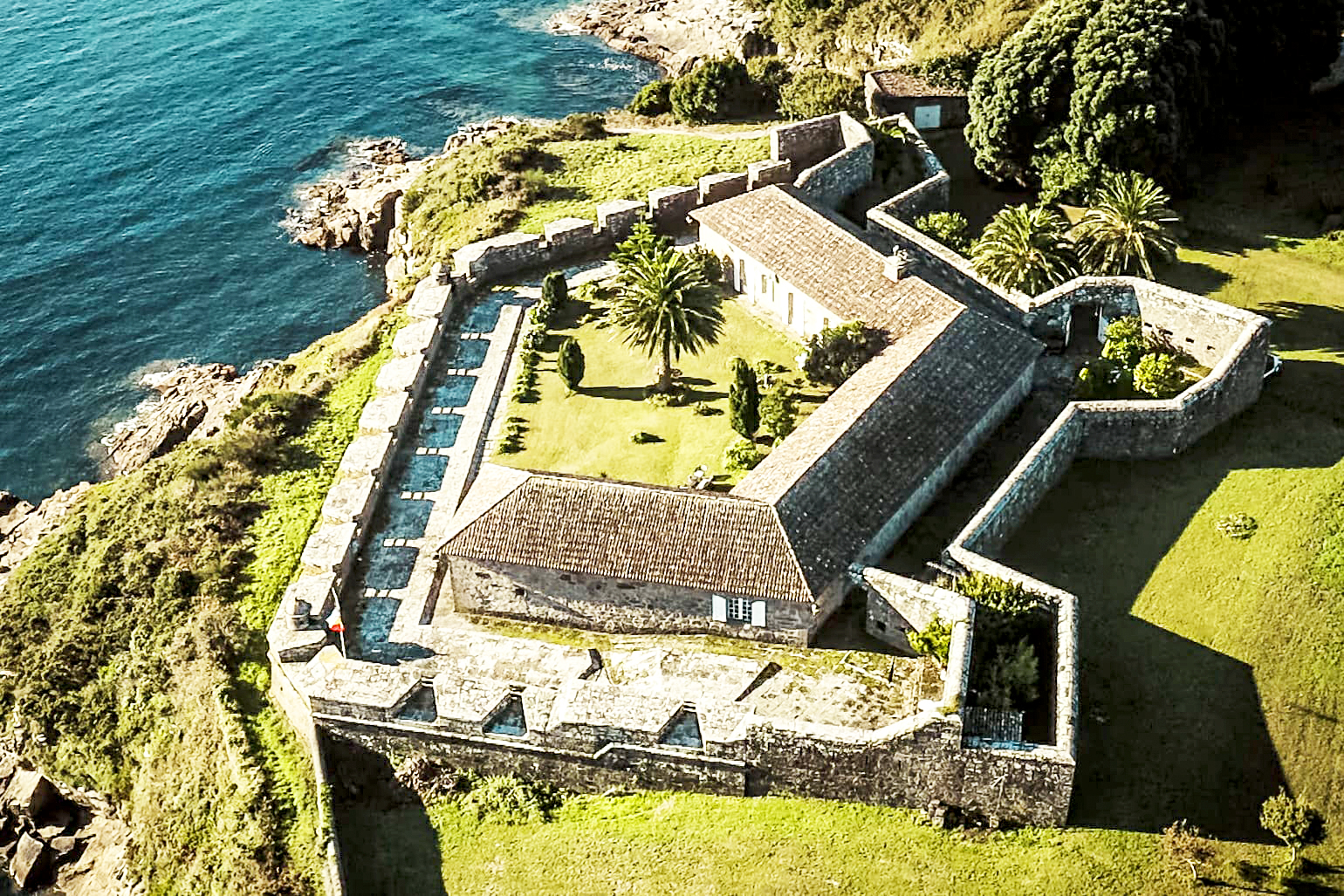 Las tres casas de la semana: finca ecuestre con viñedos en tierras alicantinas por 6 millones y castillo en la ría de Corcubión
