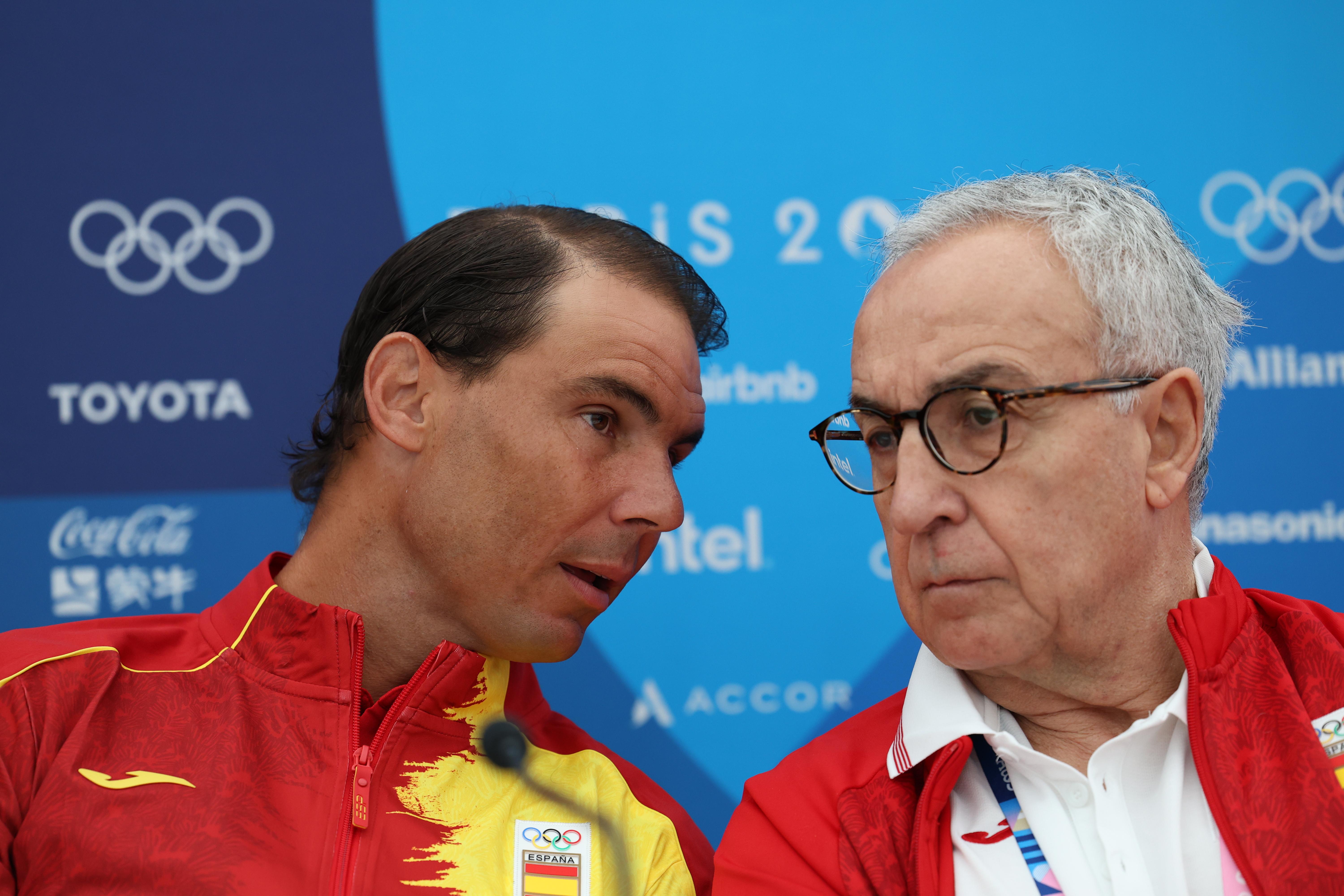 PAR?S (FRANCIA), 24/07/2024.- El tenista Rafael Nadal (i) conversa con el presidente del Comit Olmpico Espa?ol, Alejandro Blanco (d), durante una rueda de prensa convocada por los integrantes del equipo olmpico espa?ol de tenis de cara a su participacin en los Juegos Olmpicos de Pars 2024, este mircoles en la capital francesa. EFE/ Sashenka Gutirrez
