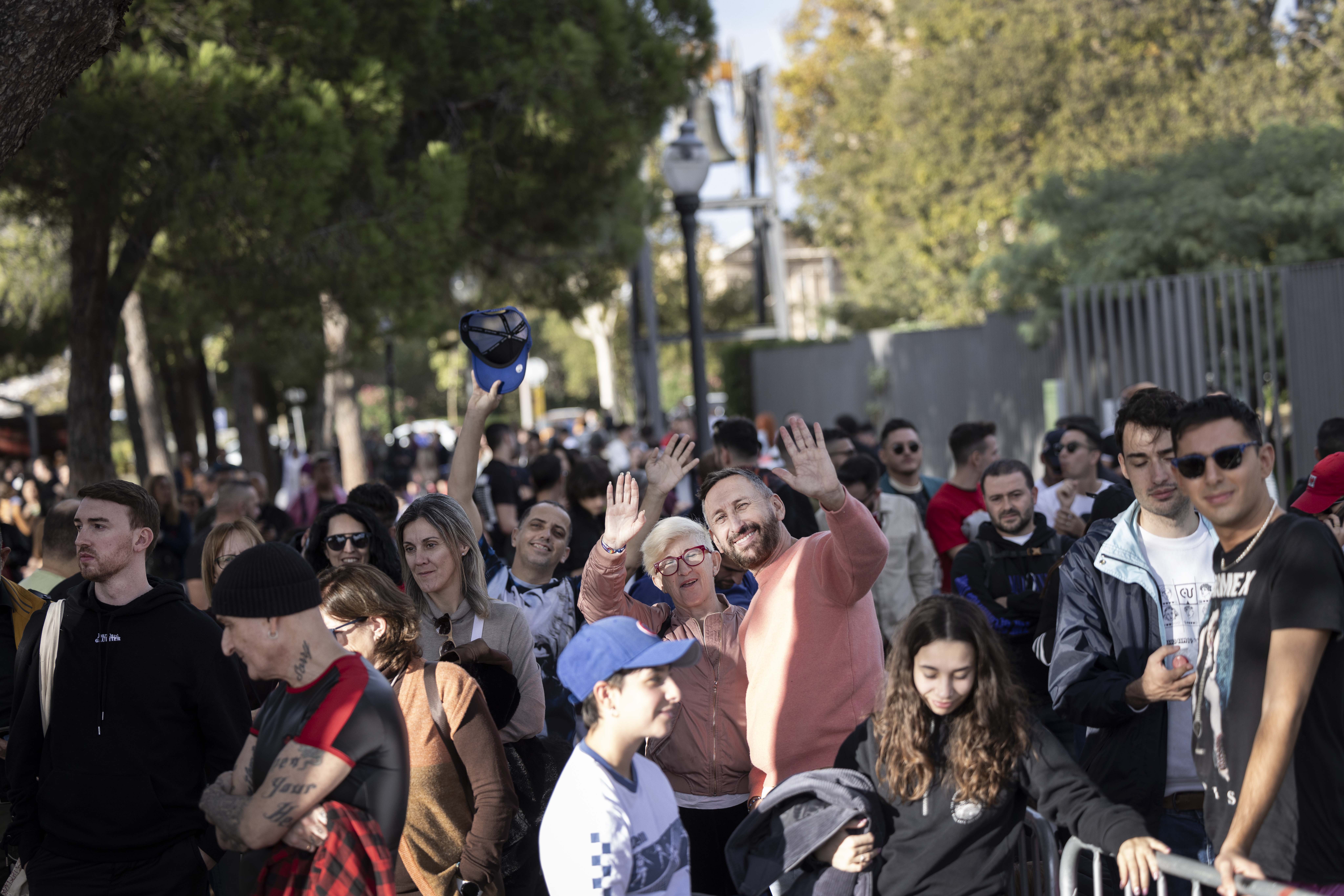 Fans en la cola del concierto de Madonna de Madonna en el Palau Sant Jordi de Barcelona, el 1 de noviembre de 2023.