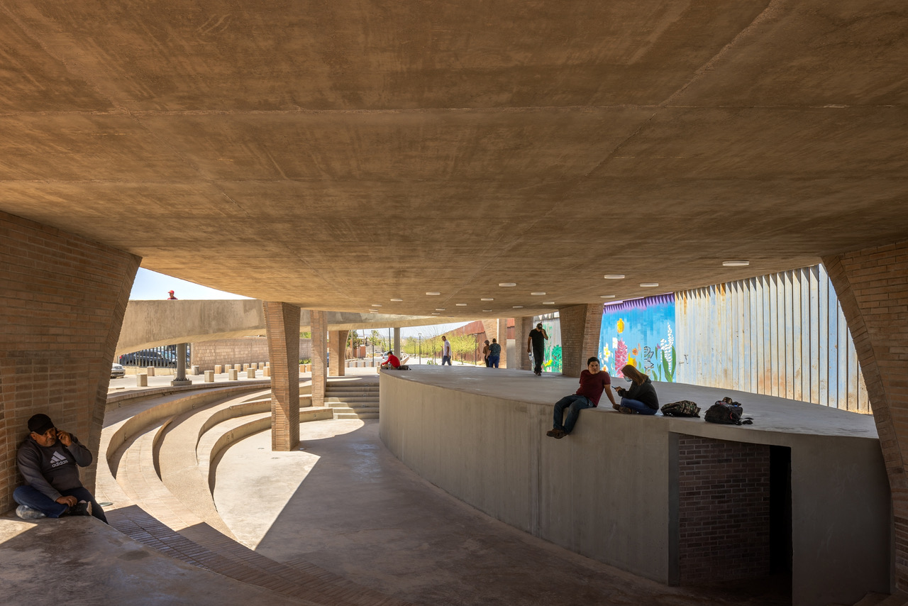 Interior de la biblioteca diseñada por Fernanda Canales en Agua Prieta (México).