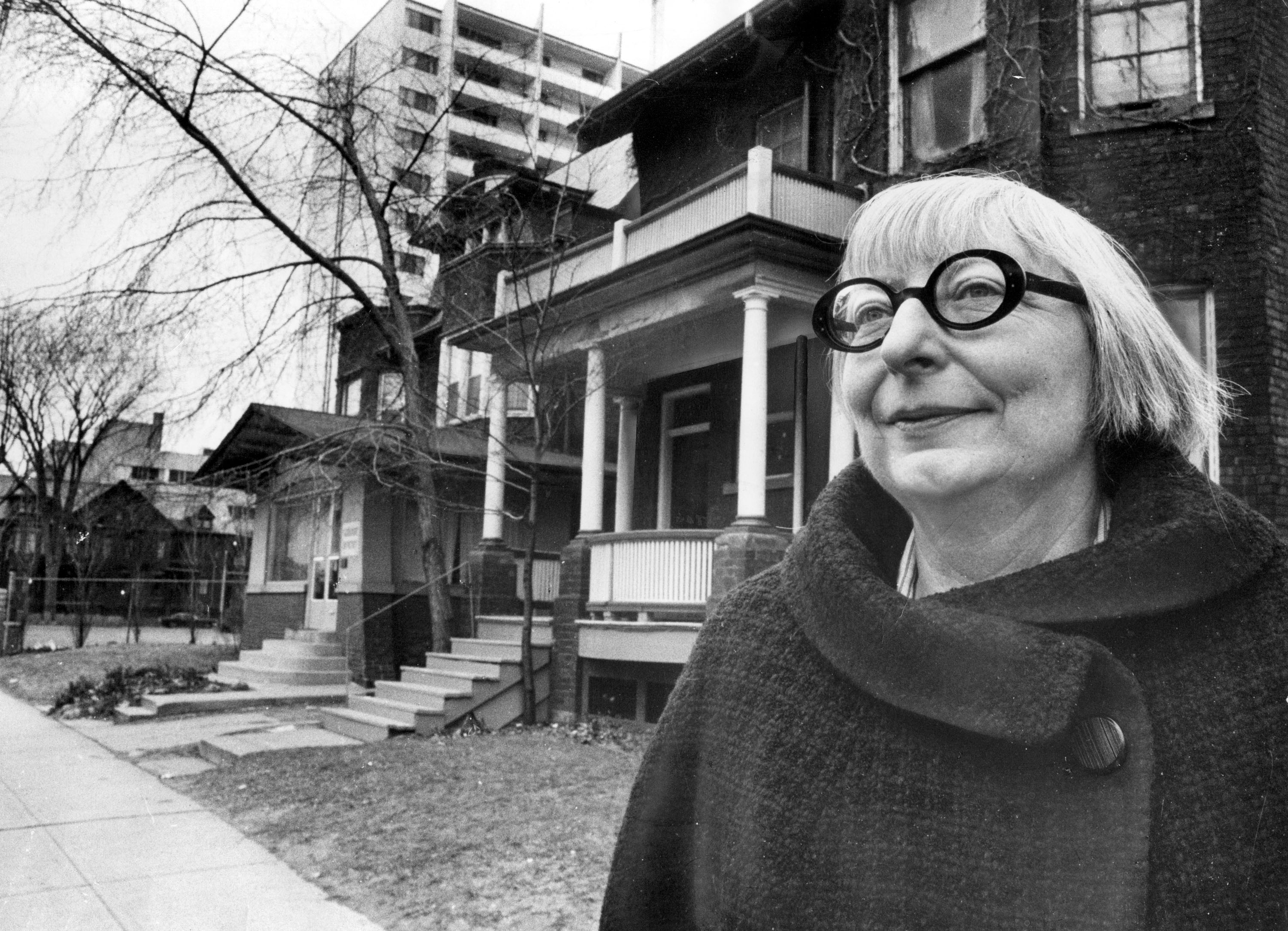 Jane Jacobs, retratada a la puerta de su casa en Toronto (Canadá), en 1968.