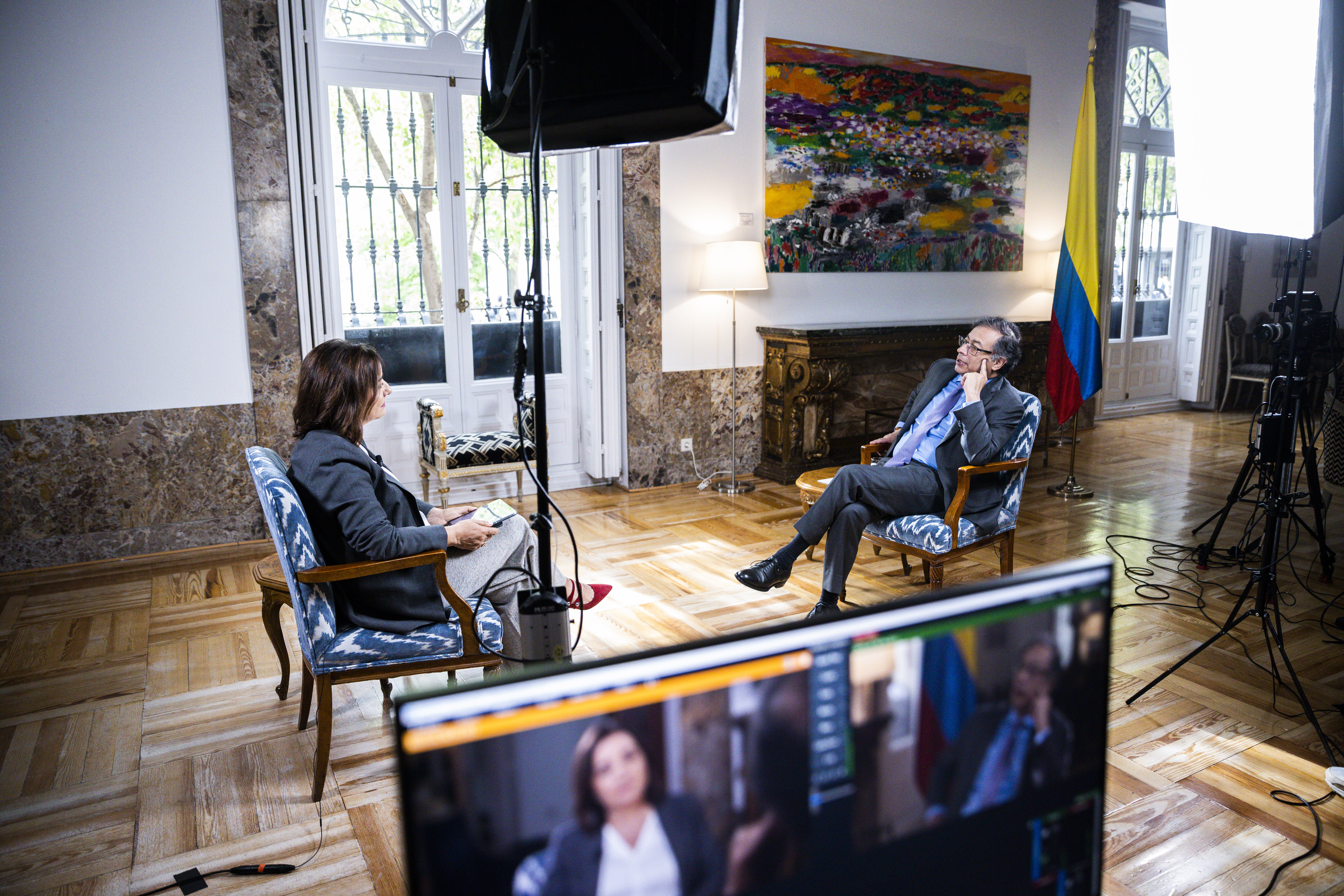 O presidente da Colômbia, Gustavo Petro, e o diretor do EL PAÍS, Pepa Bueno, durante a entrevista.