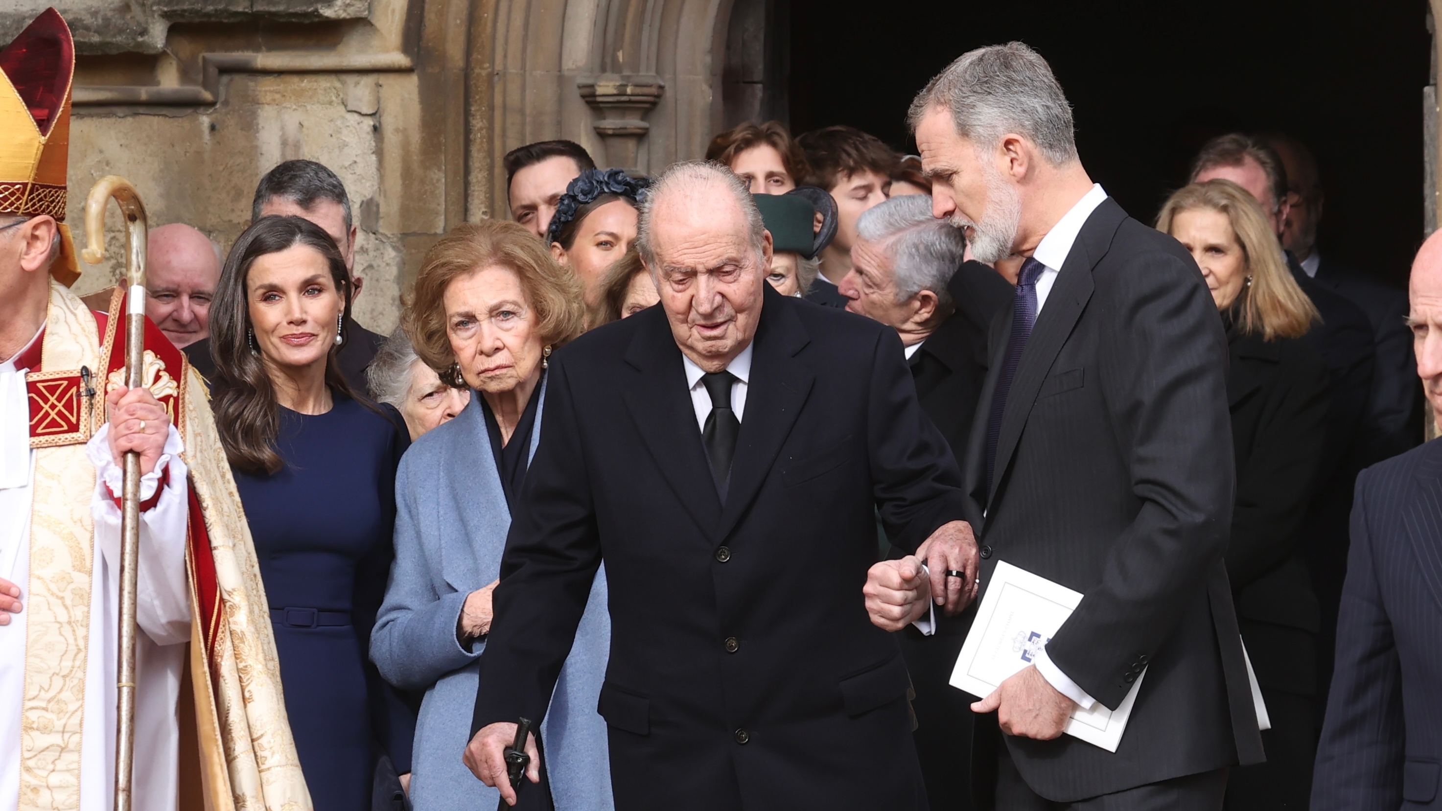Los monarcas Felipe VI y Letizia se reencuentran con los reyes eméritos en  el funeral de Constantino de Grecia