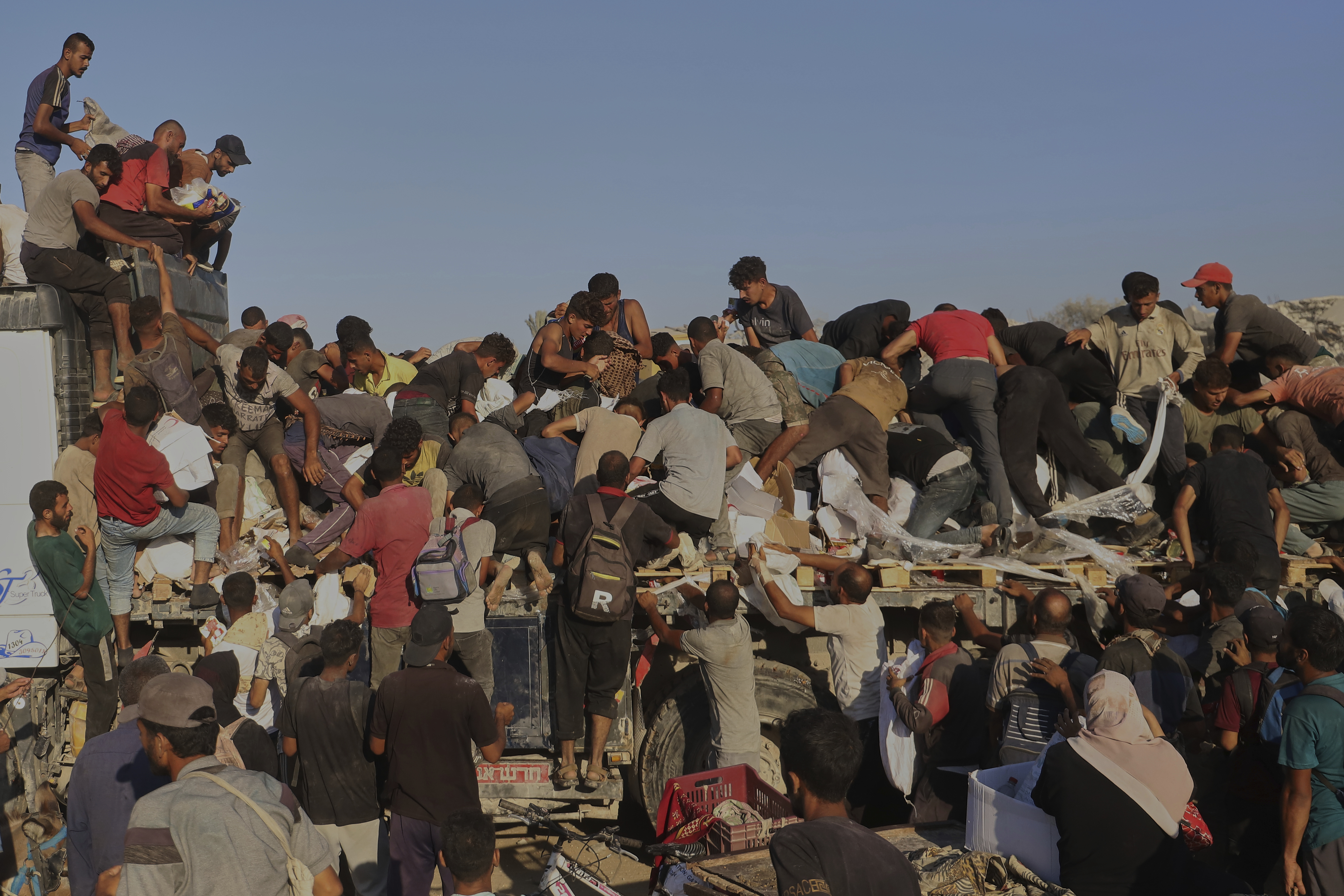 Una multitud de gazatíes intenta conseguir comida y suministros básicos de un camión en Rafah, en el sur de la Franja, el 4 de agosto de 2025.