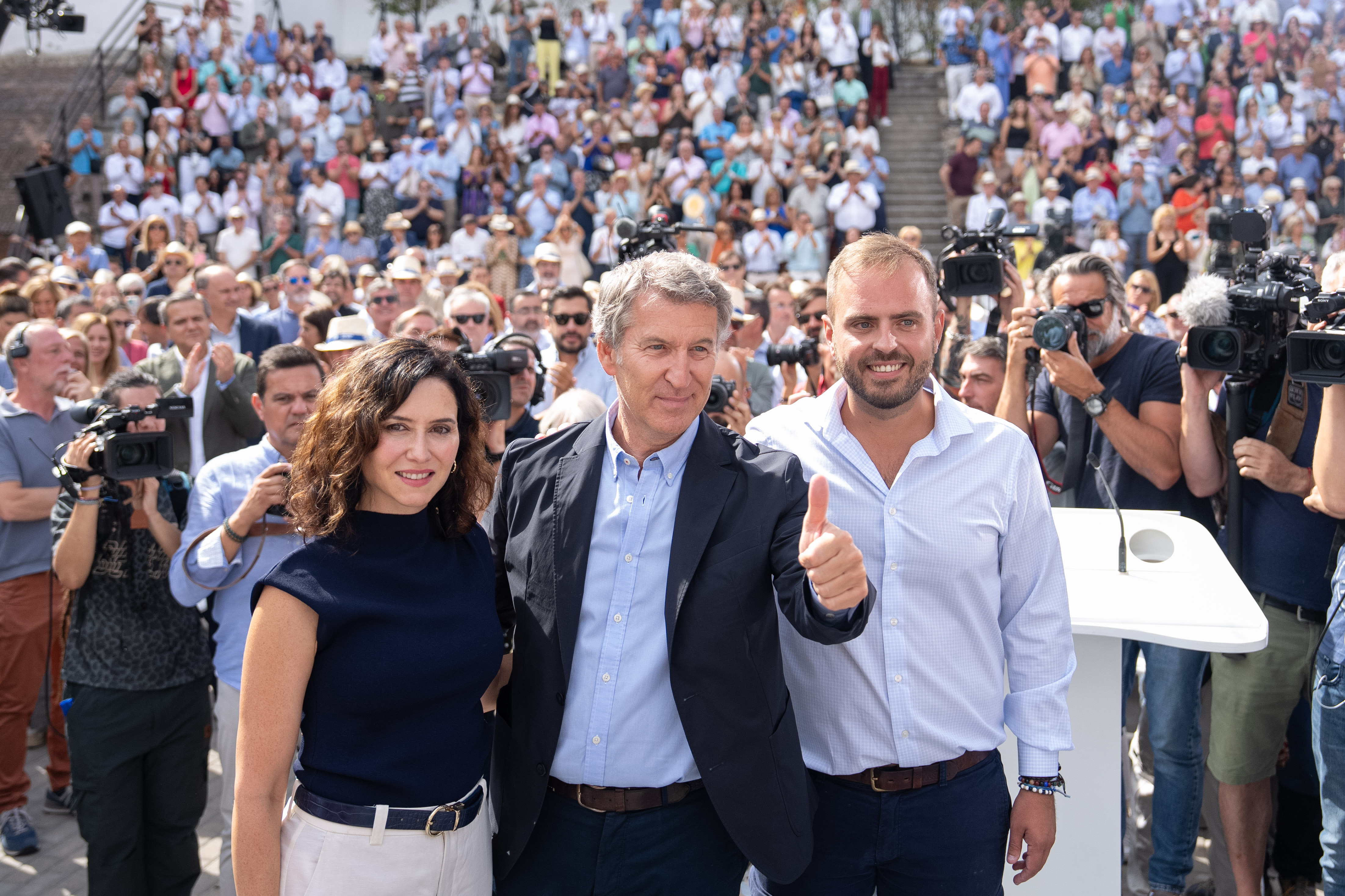 El presidente del PP, Alberto Núñez Feijóo, junto a la presidenta de la Comunidad de Madrid, Isabel Díaz Ayuso, en un acto en Arganda este viernes en una fotografía cedida por el partido político.