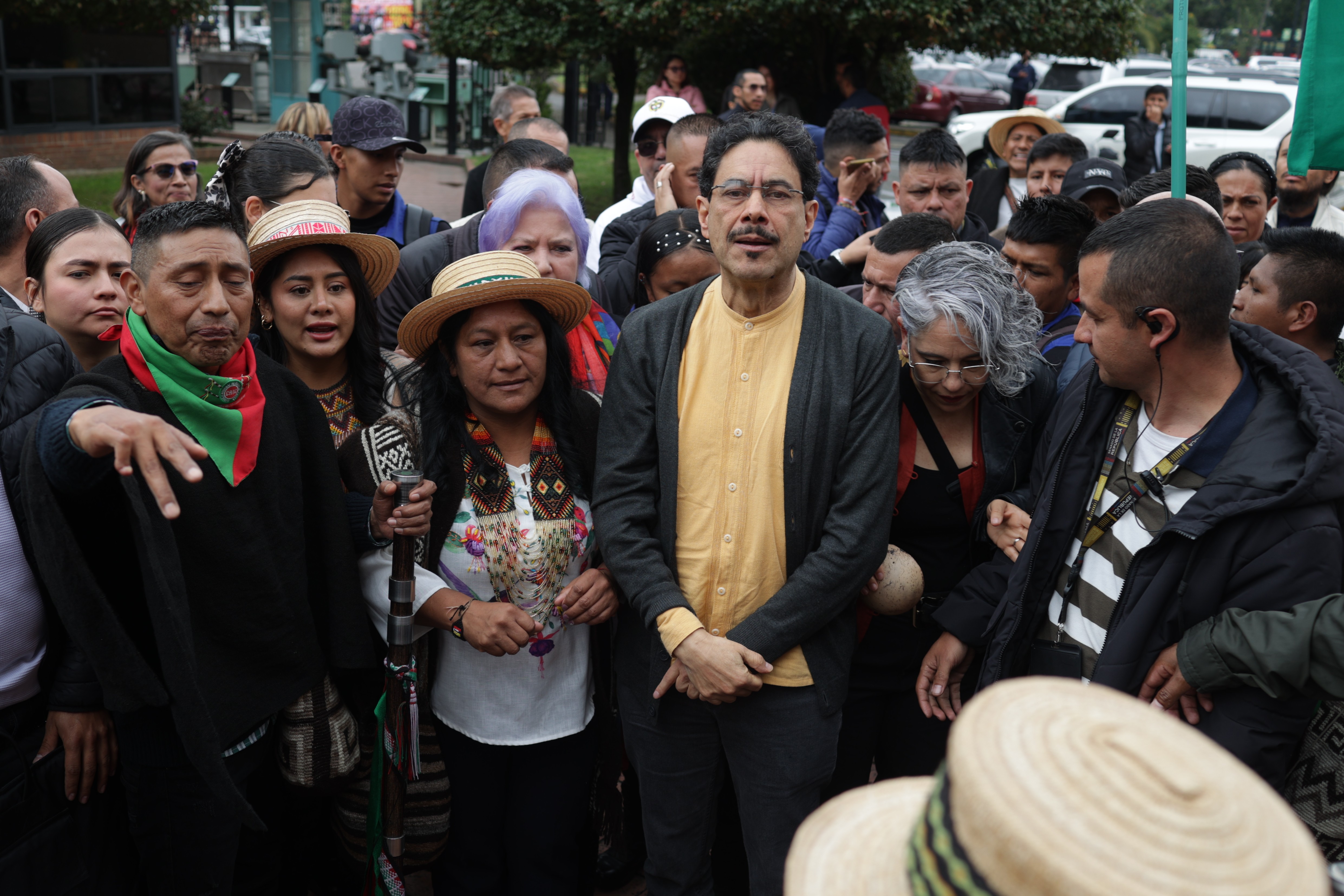 Aida Quilcué e Iván Cepeda a su llegada a la Registraduría Nacional, en la mañana de este miércoles en Bogotá.