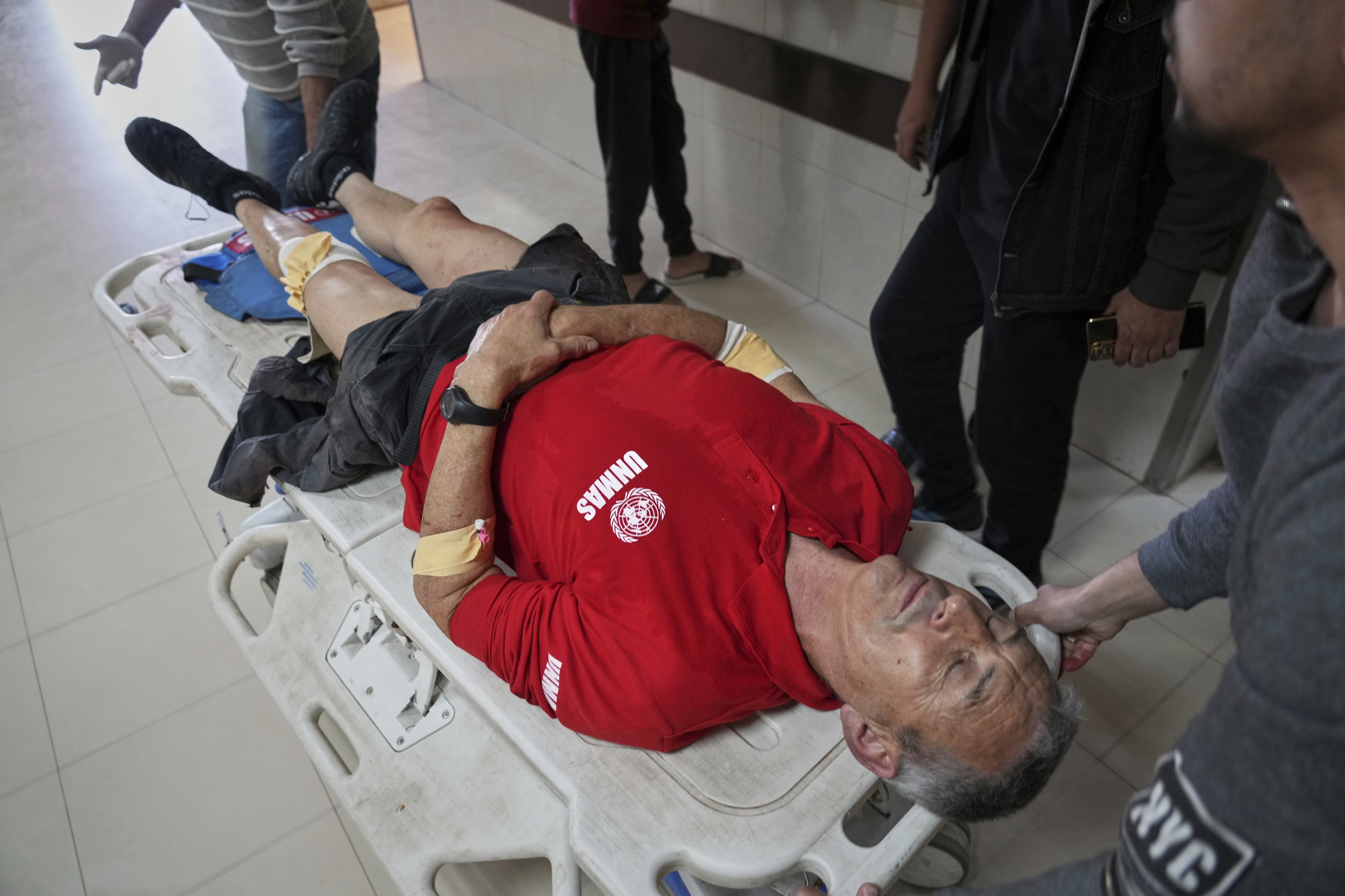 Uno delos heridos del Servicio de Remoción de Minas de Naciones Unidas (UNMAS)es trasladado al hospital Al Aqsa Martirs, este miércoles, tras una explosión en el centro de la Franja. 