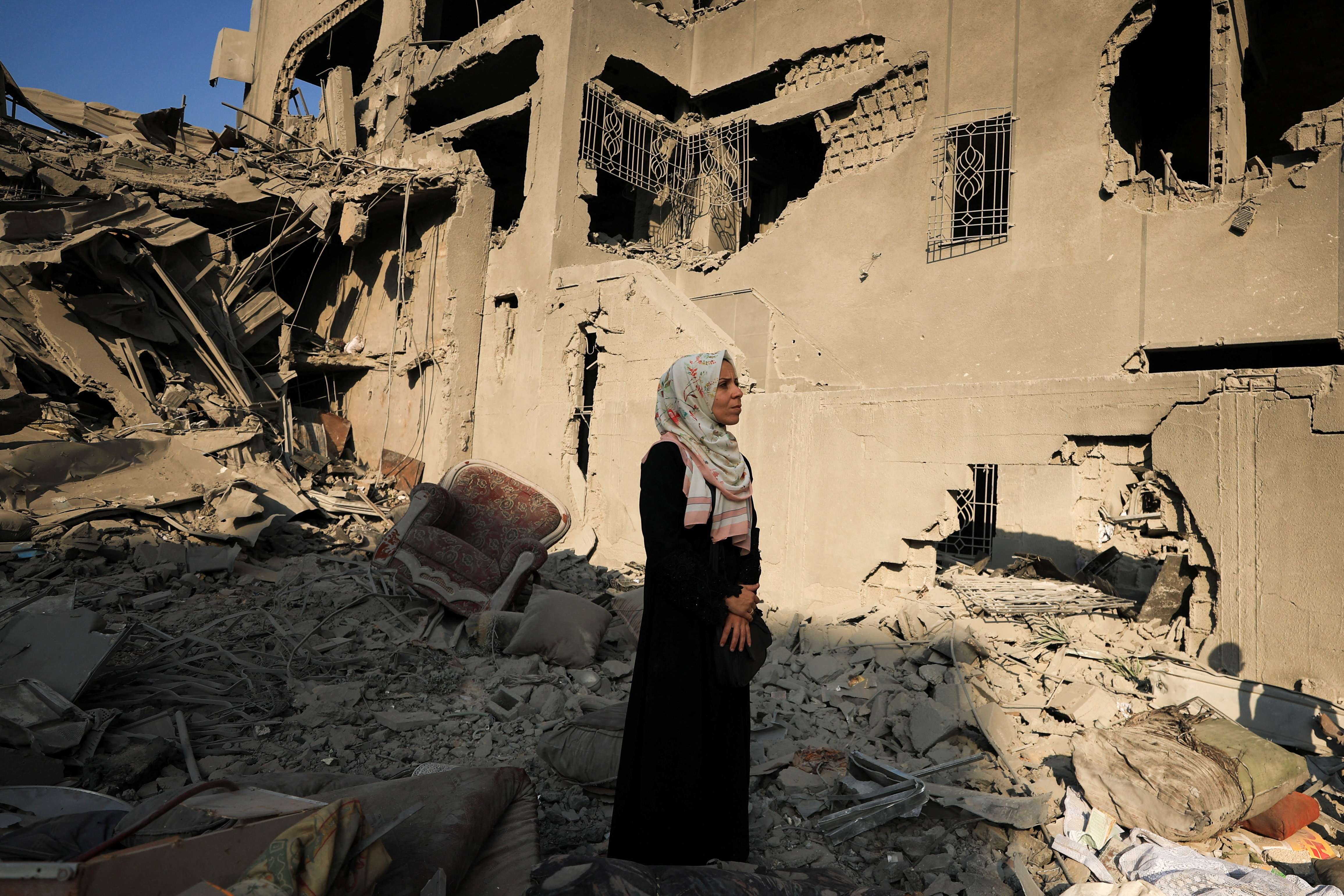 Una mujer observa los restos de una de las torres residenciales que Israel tumbó este domingo.