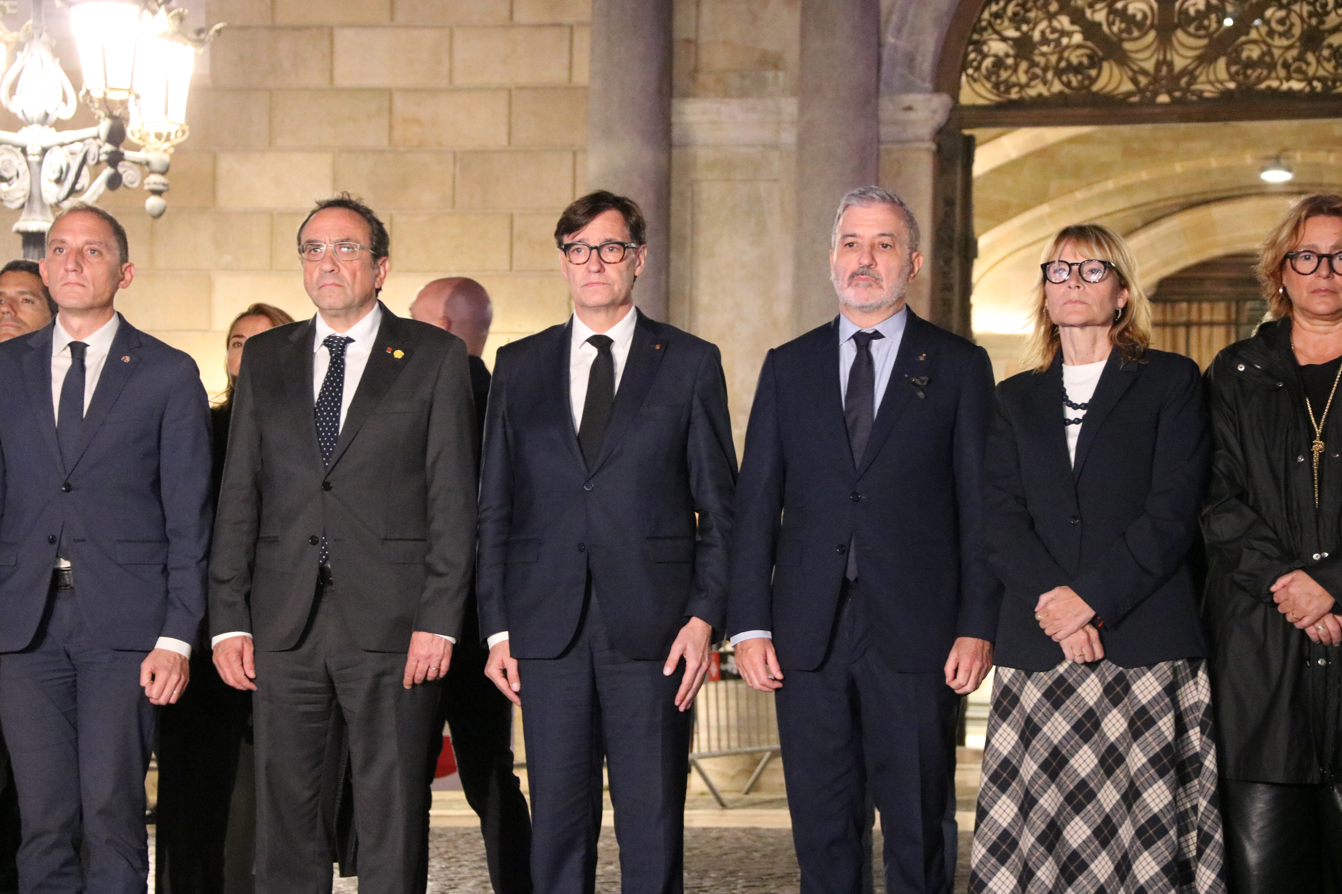 Minuto de silencio en la plaza Sant Jaume de Barcelona por las víctimas del accidente de tren de Toledo.