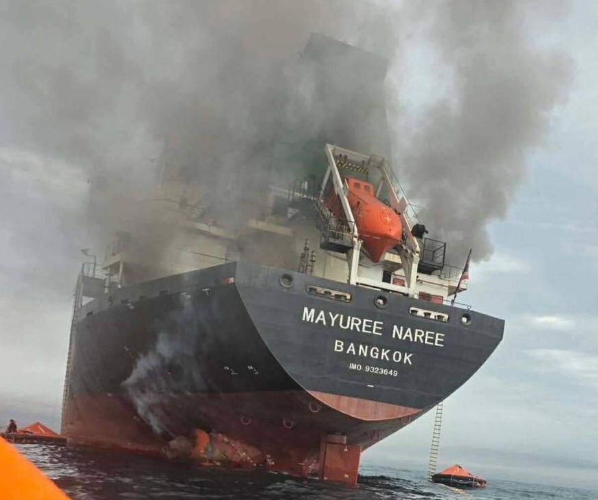 El Mayuree Naree en llamas en el estrecho de Ormuz, el pasado martes 11 de marzo.