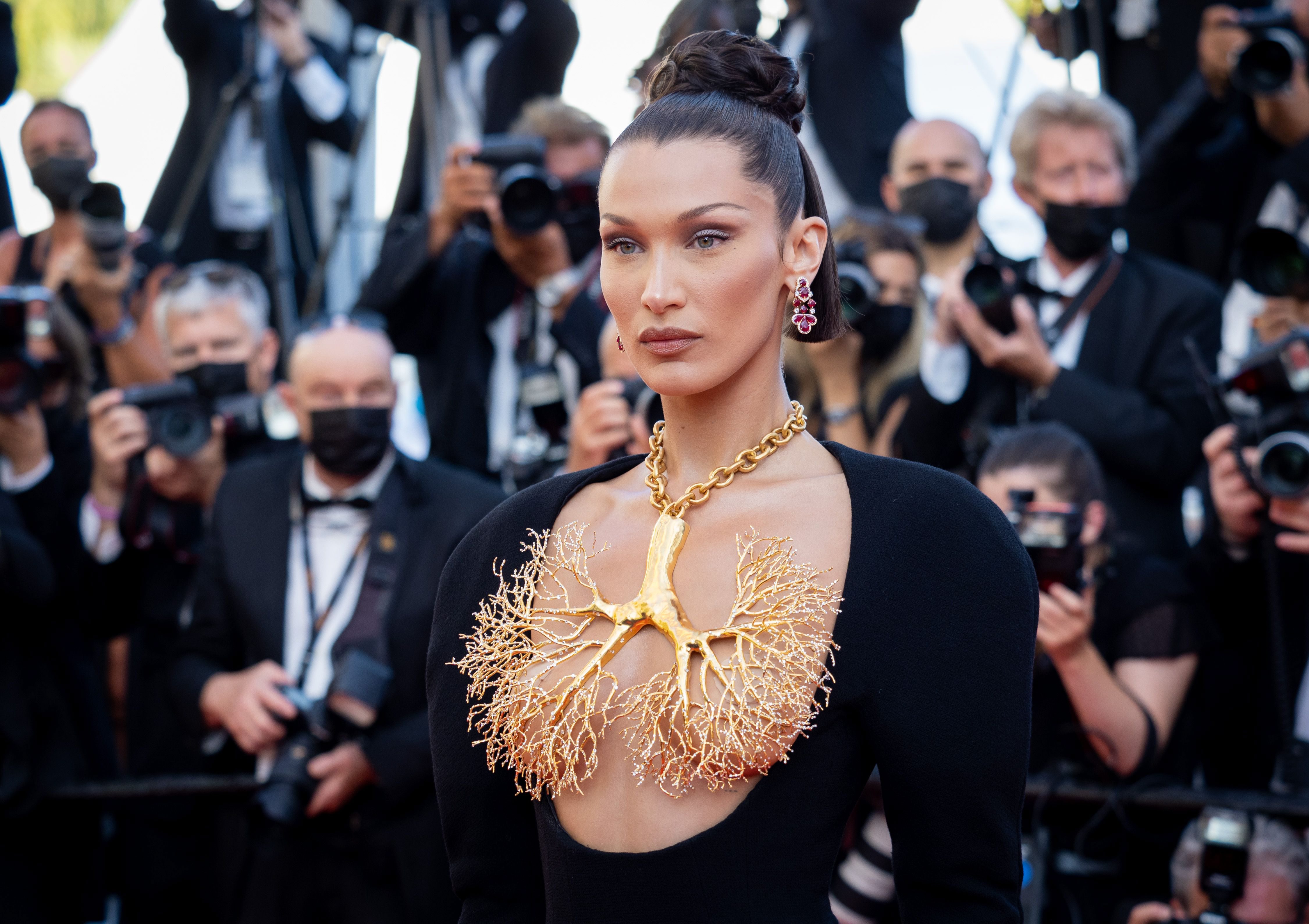 Bella hadid. Белла Хадид прически 2022. Белла Хадид 2022 Палестина. Белла Хадид 2022 i-d Magazine. Bella Hadid, Naomi Campbell turn heads at Fashion Trust Arabia Awards in Qatar.