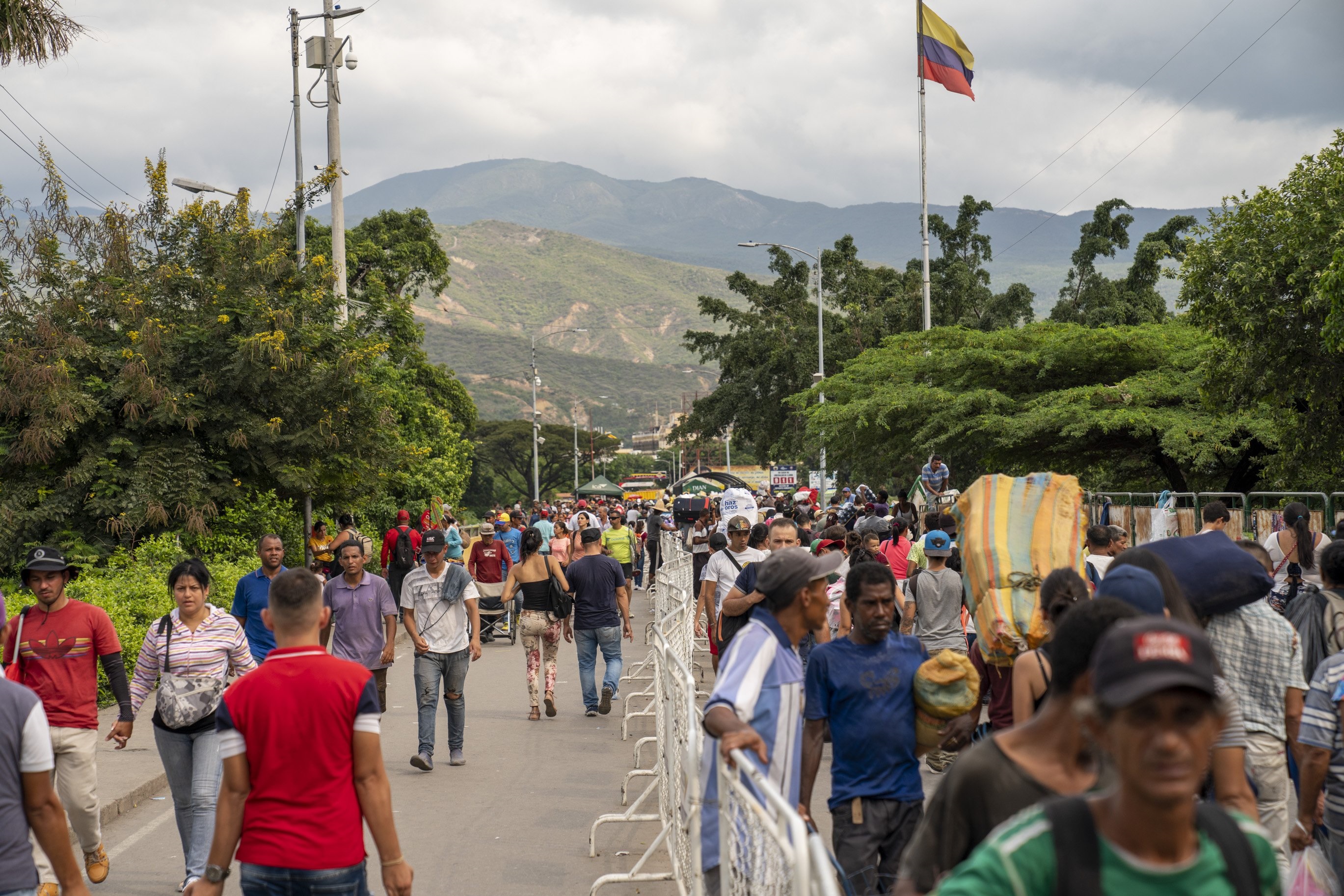 Cresce a tensão armada na fronteira entre Colômbia e Venezuela, com mortos e milhares de deslocados