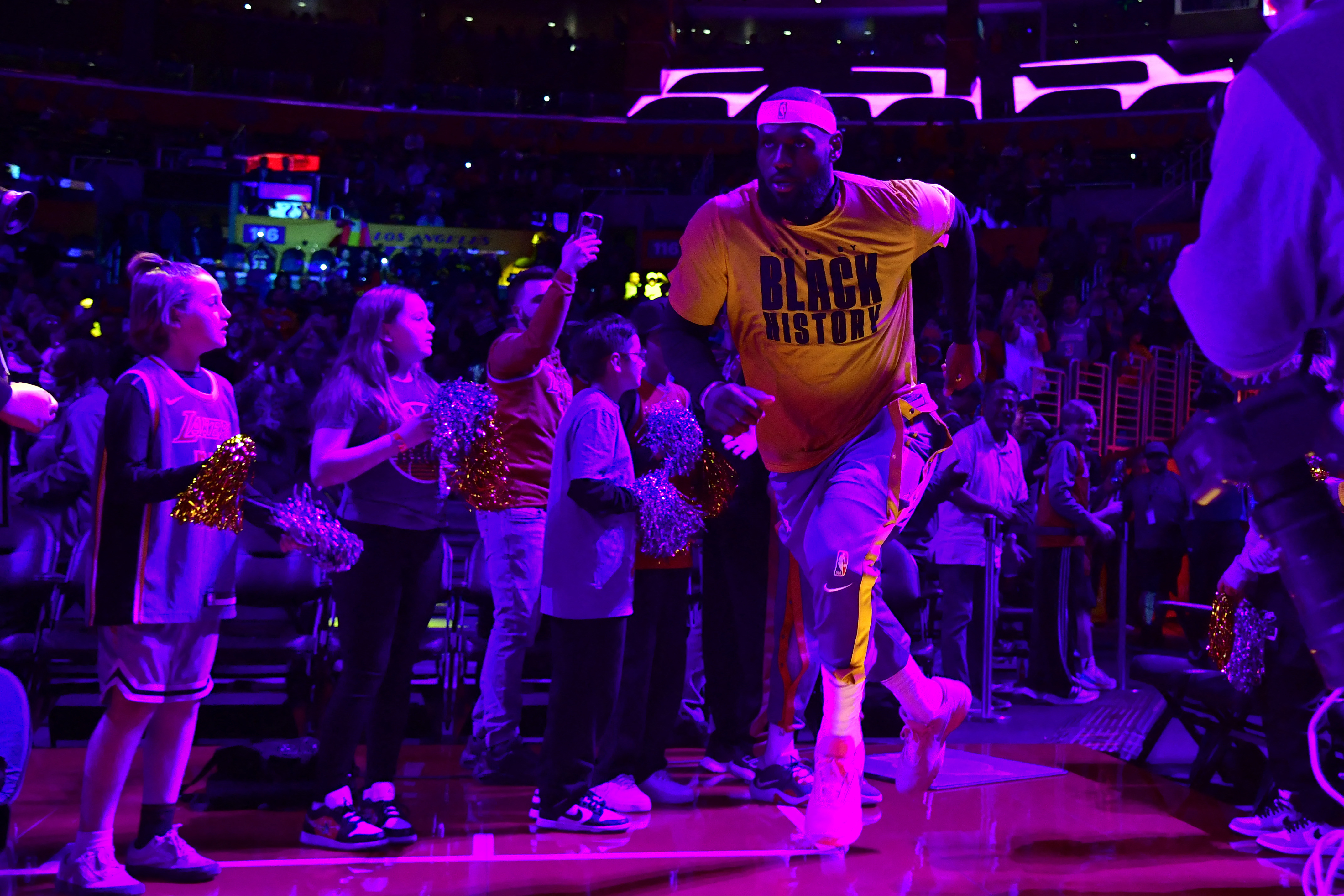 Las dos caras de LeBron James: el hombre récord en unos Lakers sin  jerarquía, NBA hoy