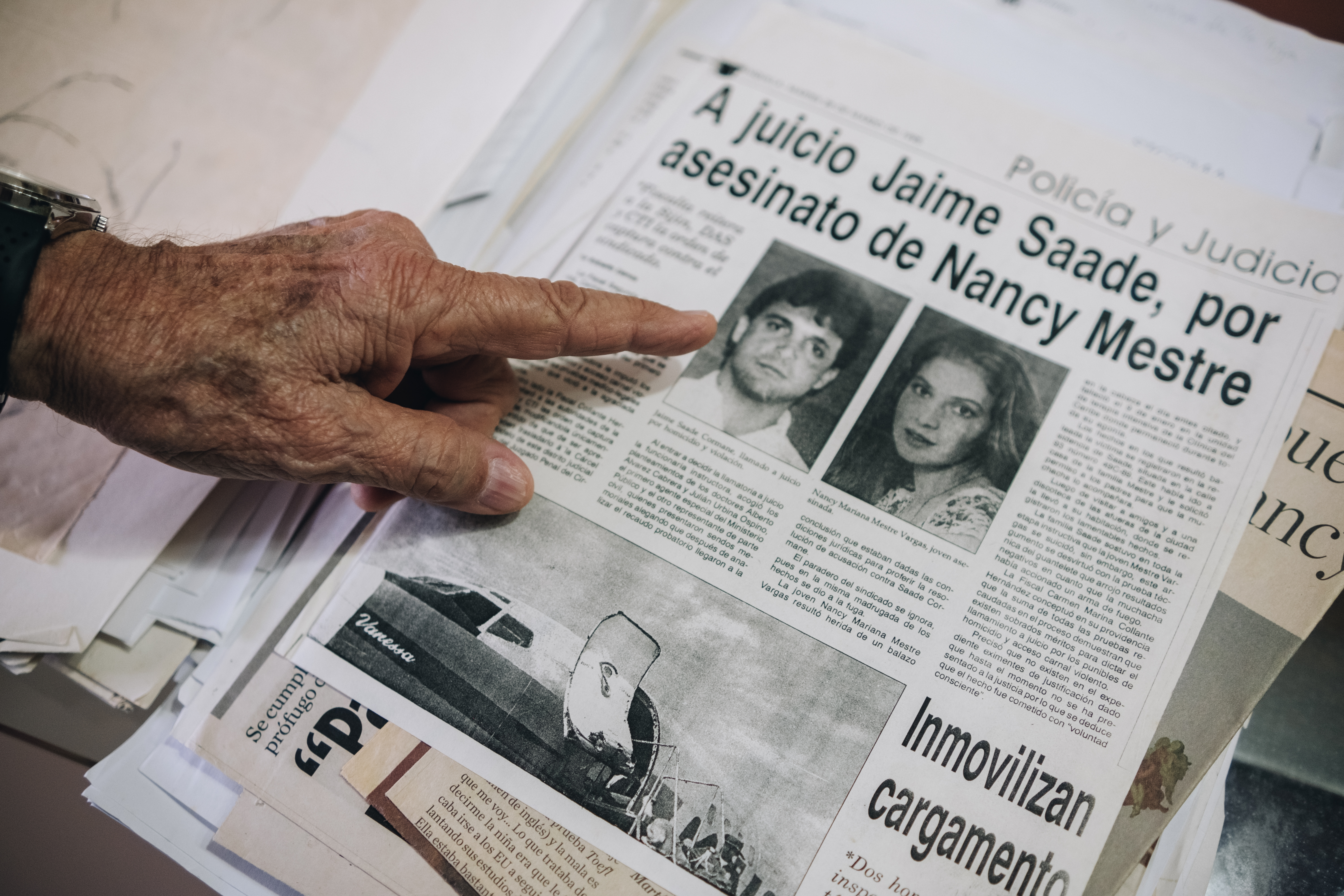 Martín Mestre revisa seu arquivo de investigação sobre Jaime Saade, o assassino de sua filha Nancy Mestre.
