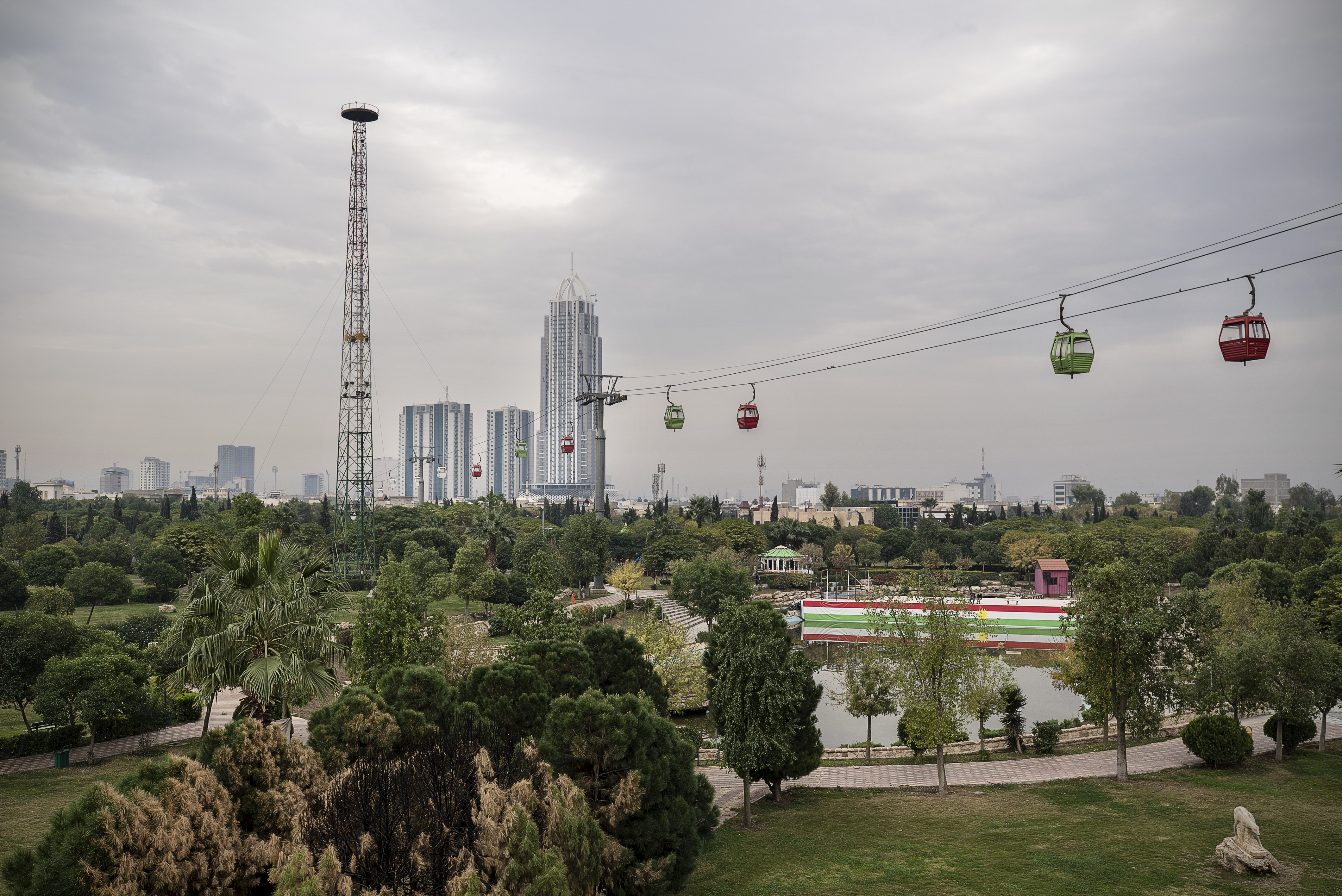 Vista do teleférico de Shanadar Park em Erbil e vários edifícios ao fundo;  Na última década, o dinheiro do petróleo permitiu um amplo desenvolvimento imobiliário na capital do Curdistão iraquiano, beneficiando uma pequena elite.