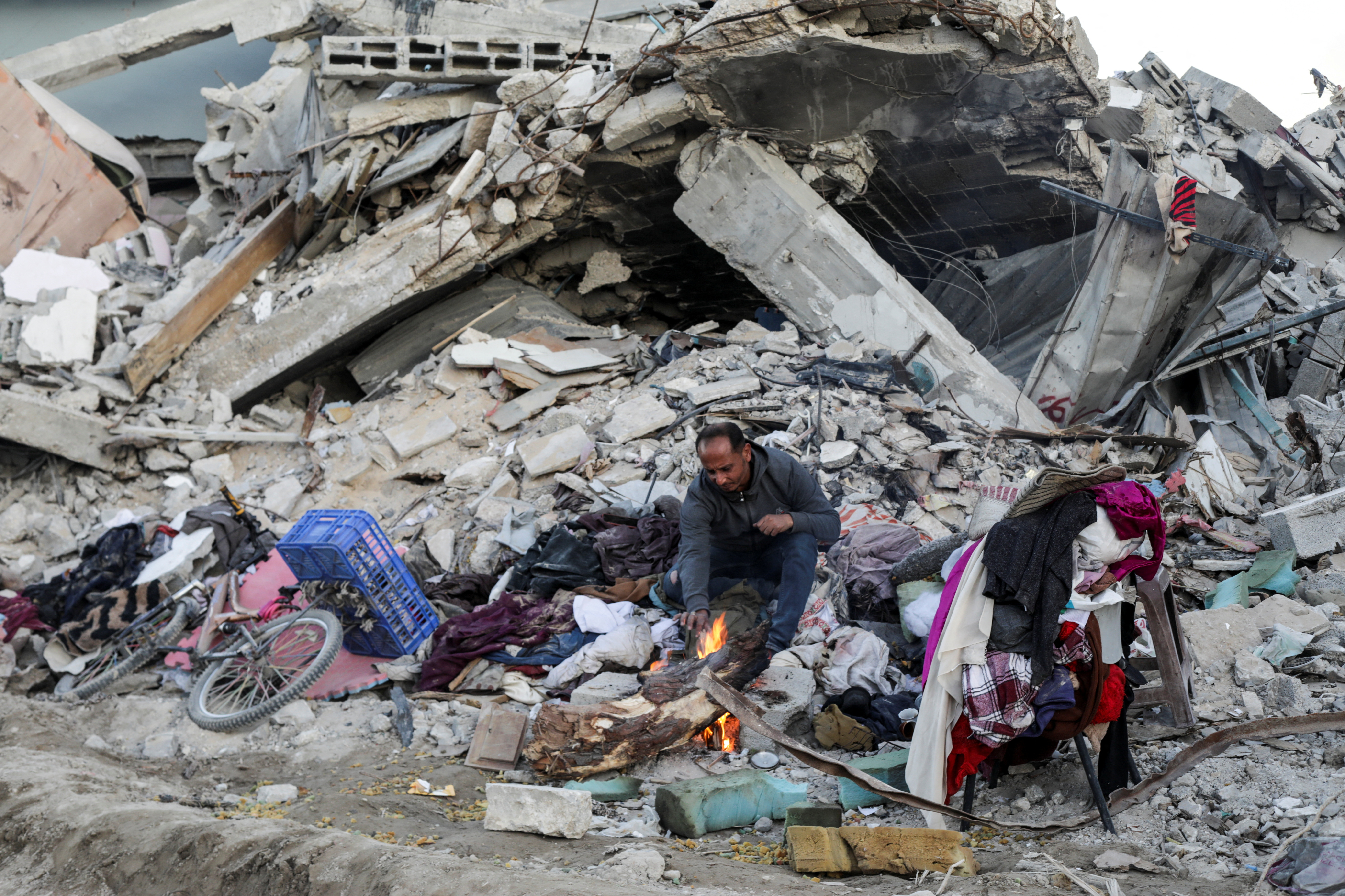 Un palestino se sienta en casas destruidas este lunes, en medio del alto el fuego entre Israel y Hams, en el campo de refugiados de Jabalia, al norte de la franja de Gaza.