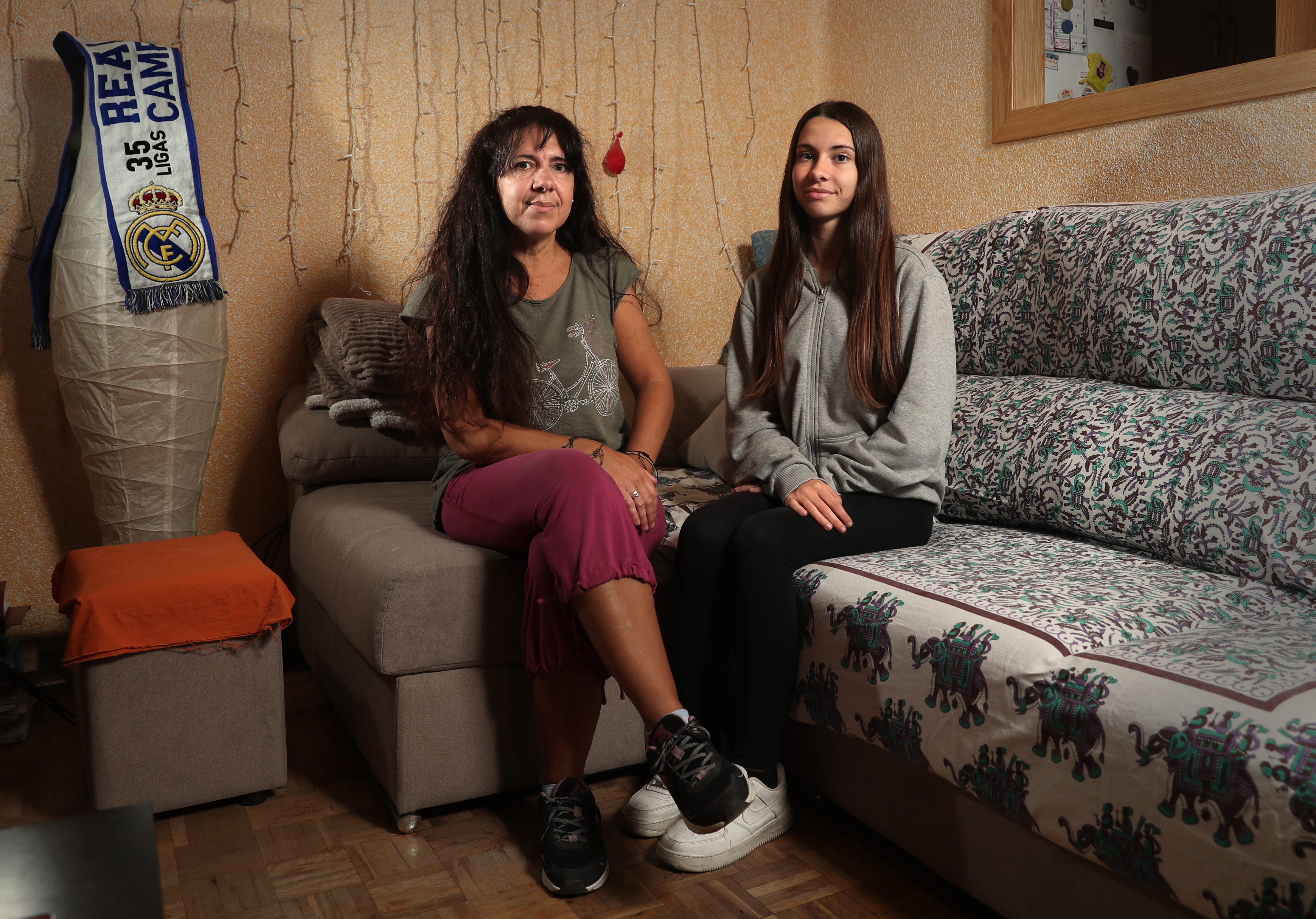 Ana y Ruth, en su casa en el barrio de Pueblo Nuevo, en Madrid