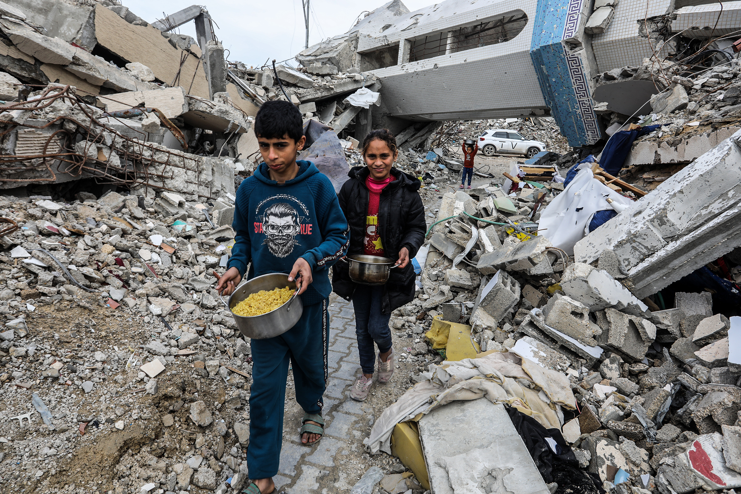 Palestinos reciben comida este viernes en Rafah, al sur de la franja de Gaza.