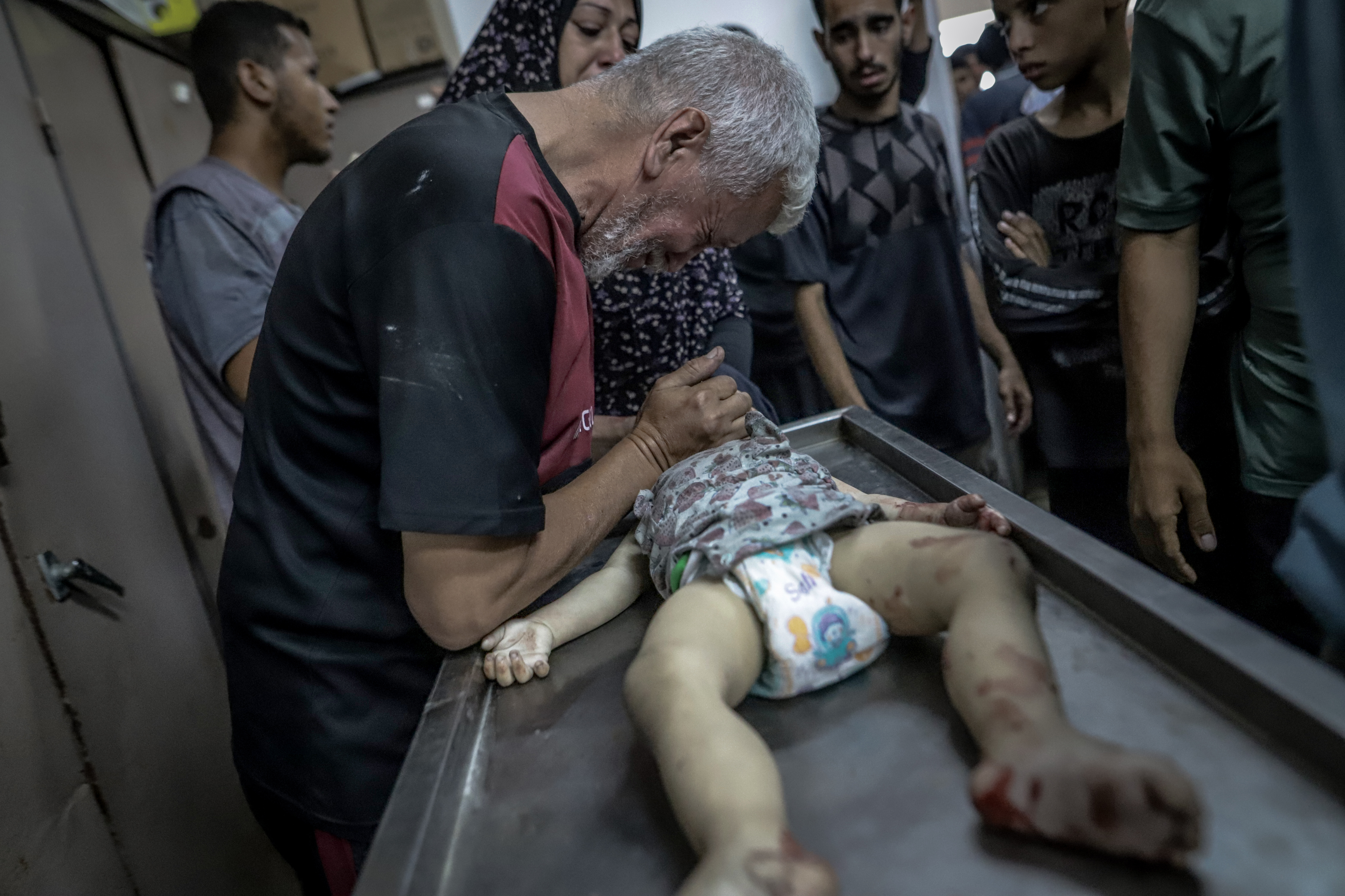 Un hombre llora ante el cadáver de un bebé en el hospital Shifa en la franja de Gaza.