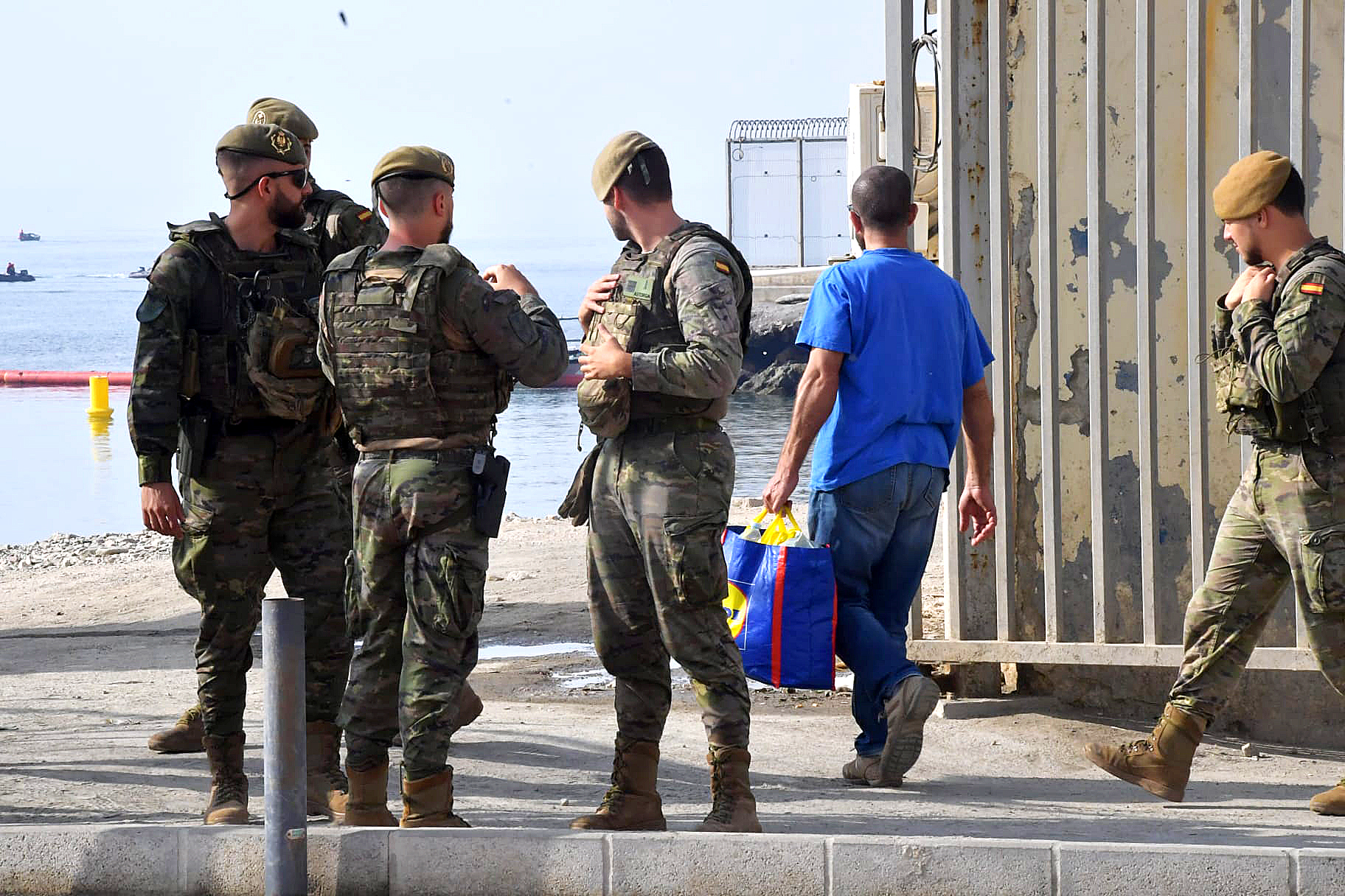 DVD 1331 (15/08/2026). Ceuta. Militares españoles en la frontera de El Tarajal. Foto de Joaquín Sánchez