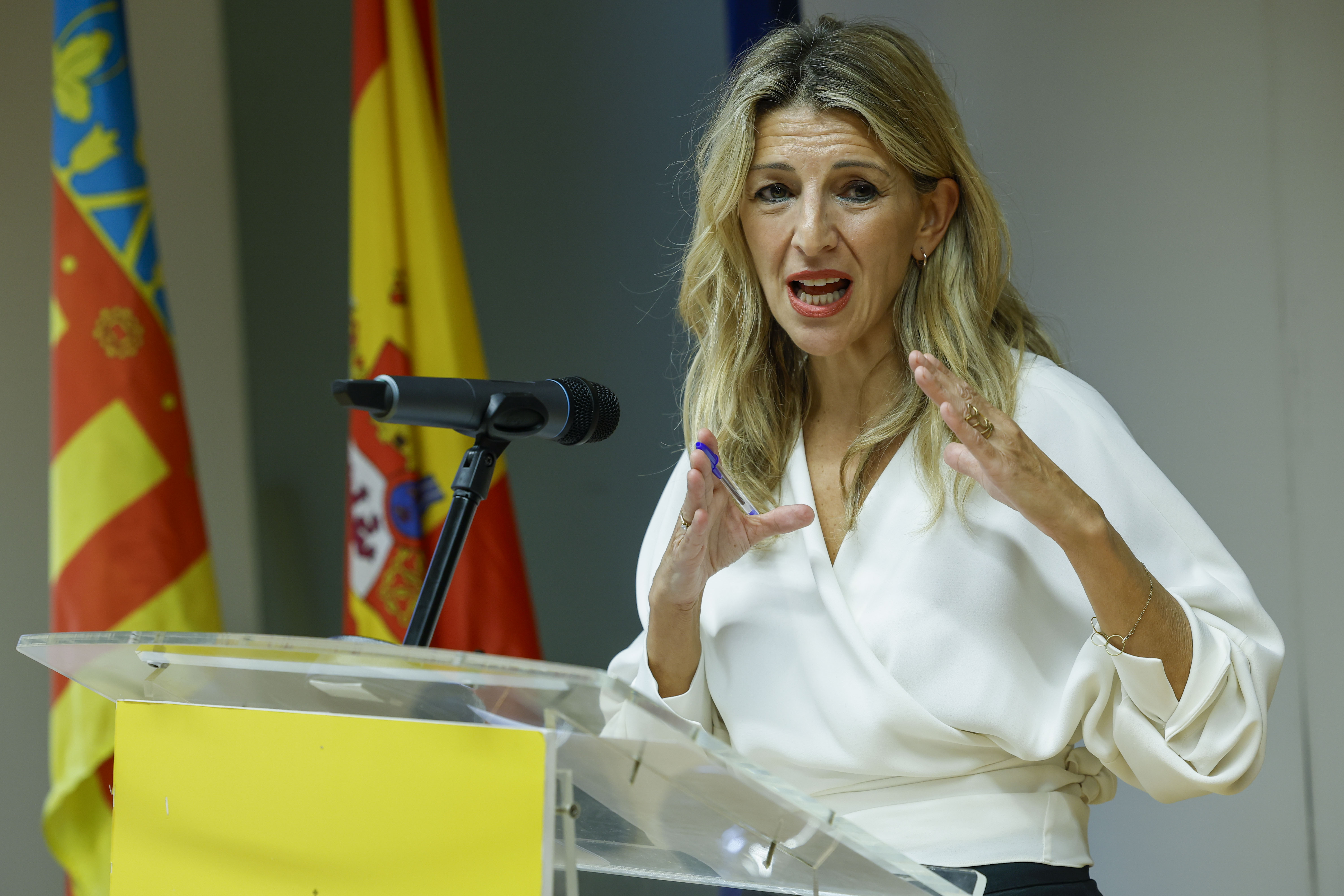 VALENCIA, 04/11/2024.- La vicepresidenta segunda y ministra de Trabajo, Yolanda Díaz, ofrece una rueda de prensa este lunes en Valencia tras su reunión con el conseller de Educación, Universidades y Empleo, José Antonio Rovira, y con las organizaciones sindicales y empresariales de la región. El Gobierno central presente con siete ministros en los cinco grupos de trabajo conjunto Gobierno-Generalitat de Valencia que se han constituido esta tarde con el objetivo de facilitar al Gobierno de Mazón todos los recursos humanos, logísticos y económicos que requiera para ayudar a los damnificados de la dana. EFE/ Chema Moya
