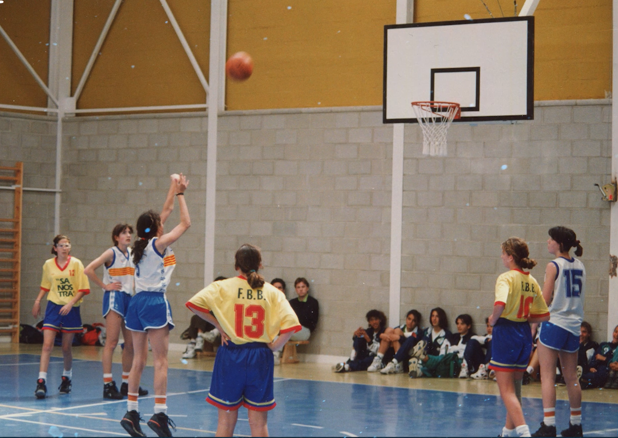 La leyenda de nuestro básquet Laia Palau, lanzando de niña un tiro libre.