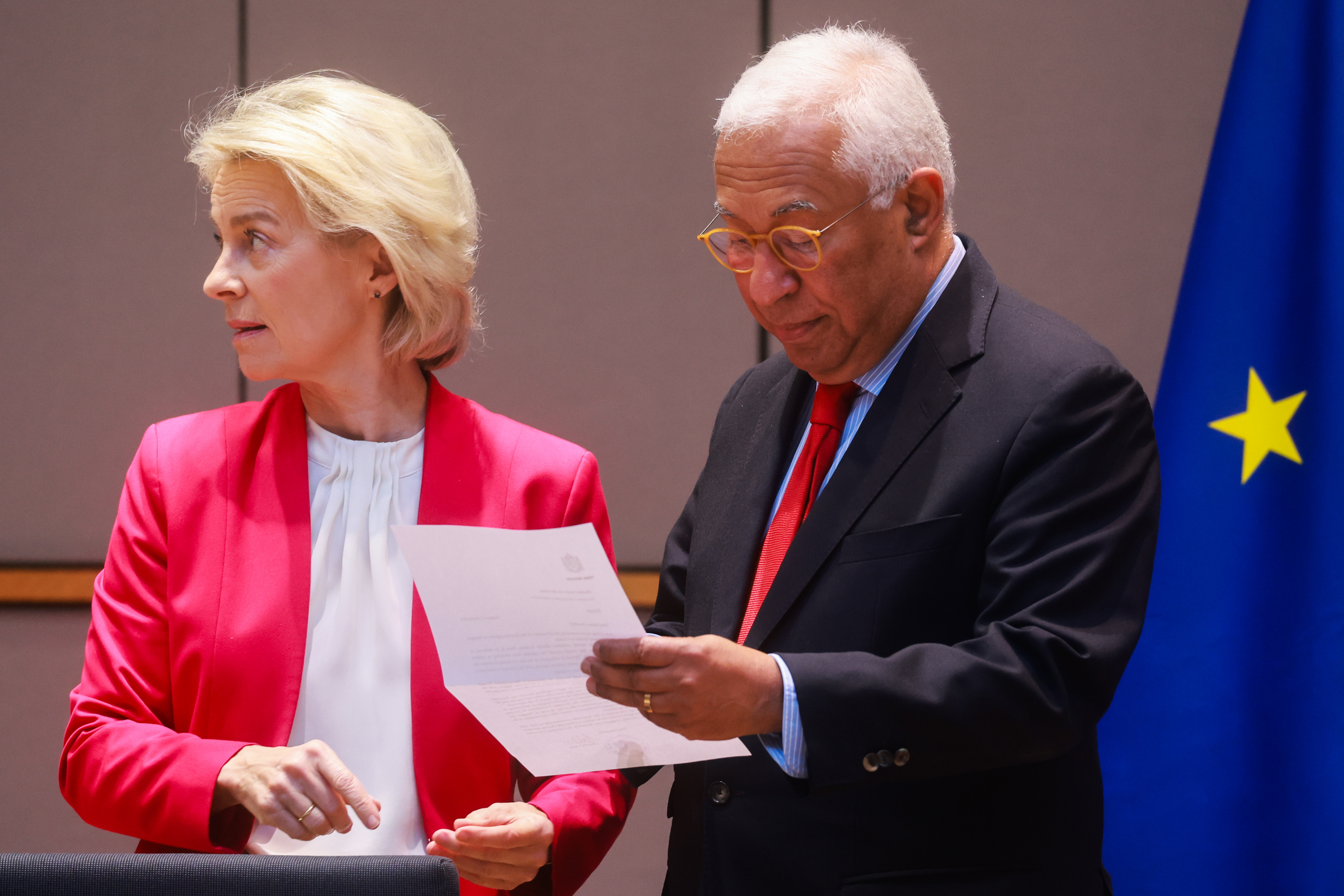 Brussels (Belgium), 03/03/2026.- Ursula von der Leyen (L), President of the European Commission, and Antonio Costa (R), President of the European Council, attend an EU interinstitutional actors meeting in Brussels, Belgium, 03 March 2026. The leaders discussed the European Union's coordinated response to escalating tensions involving Iran. (Bélgica, Bruselas) EFE/EPA/OLIVIER HOSLET