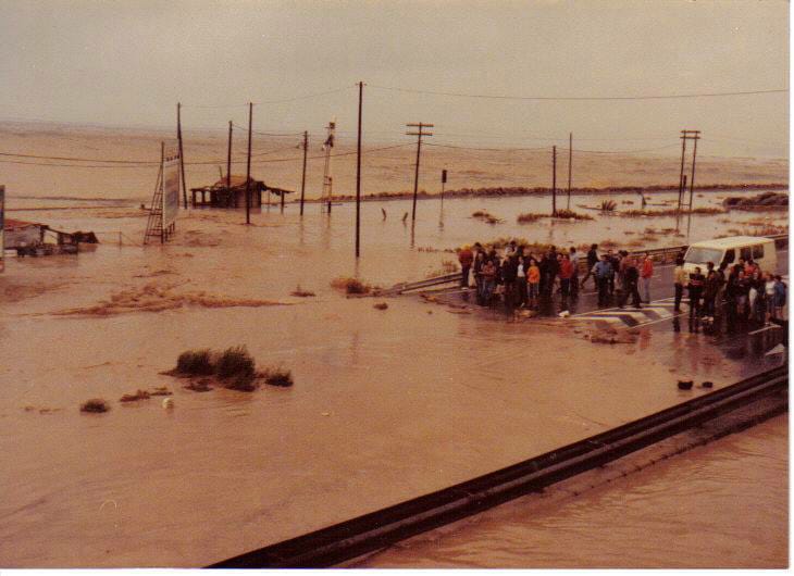 La vía férrea inundada por las lluvias torrenciales caídas en 1982