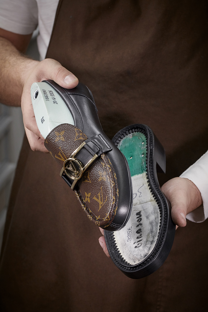 Cómo se hacen los zapatos Louis Vuitton? Impresionante!! How are the Louis  Vuitton shoes made? 