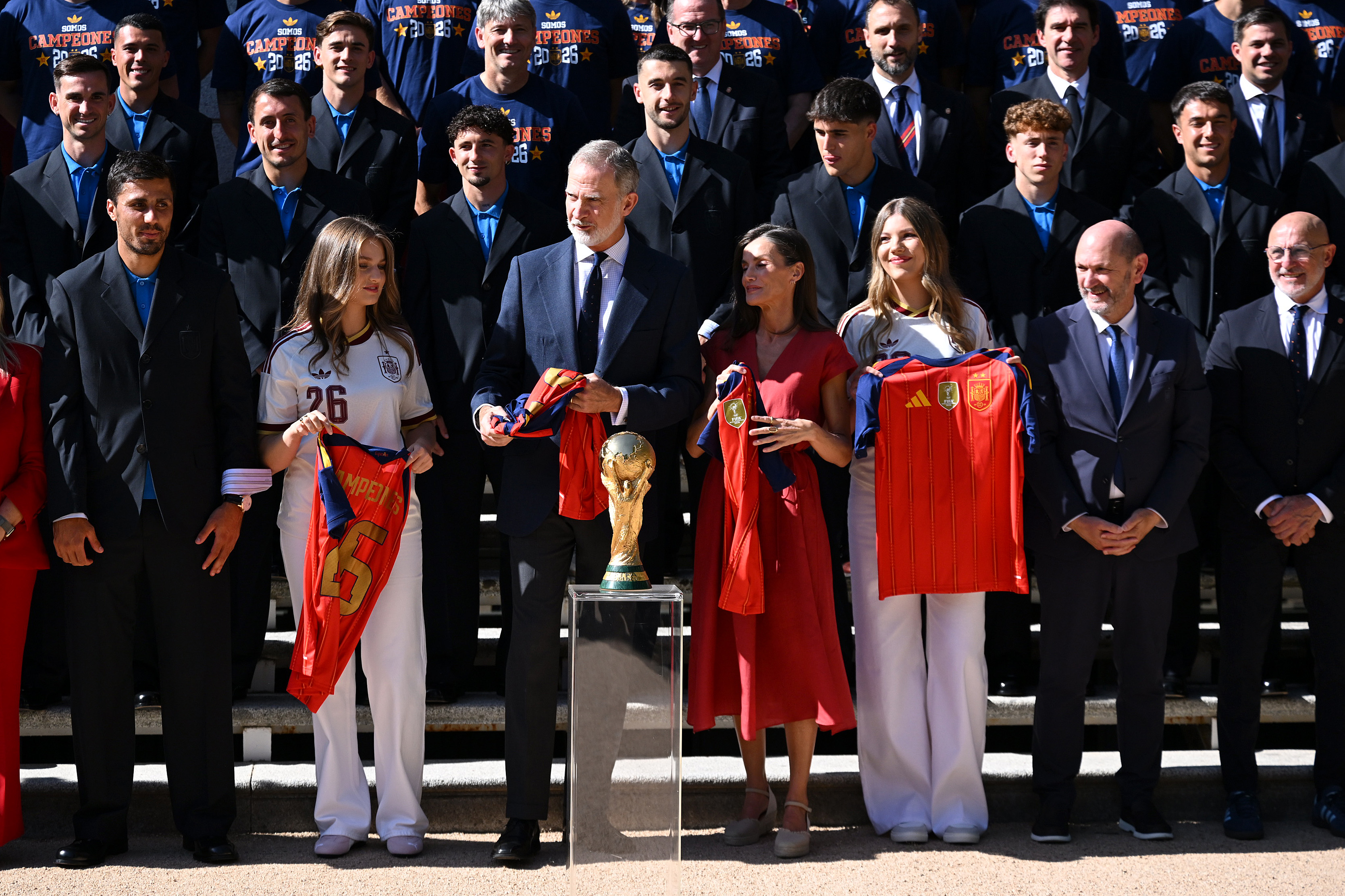 MADRID, SPAIN - JULY 20: Crown Princess Leonor of Spain, King Felipe VI of Spain, Queen Letizia of Spain and Princess Sofia of Spain pose with the Spain squad and the World Cup trophy as the Spain team visit Zarzuela Palace ahead of the FIFA World Cup 2026 Trophy parade on July 20, 2026 in Madrid, Spain. The final match of the FIFA World Cup 2026 was held at New York New Jersey Stadium in New Jersey between Spain and Argentina. (Photo by Carlos Alvarez/Getty Images)