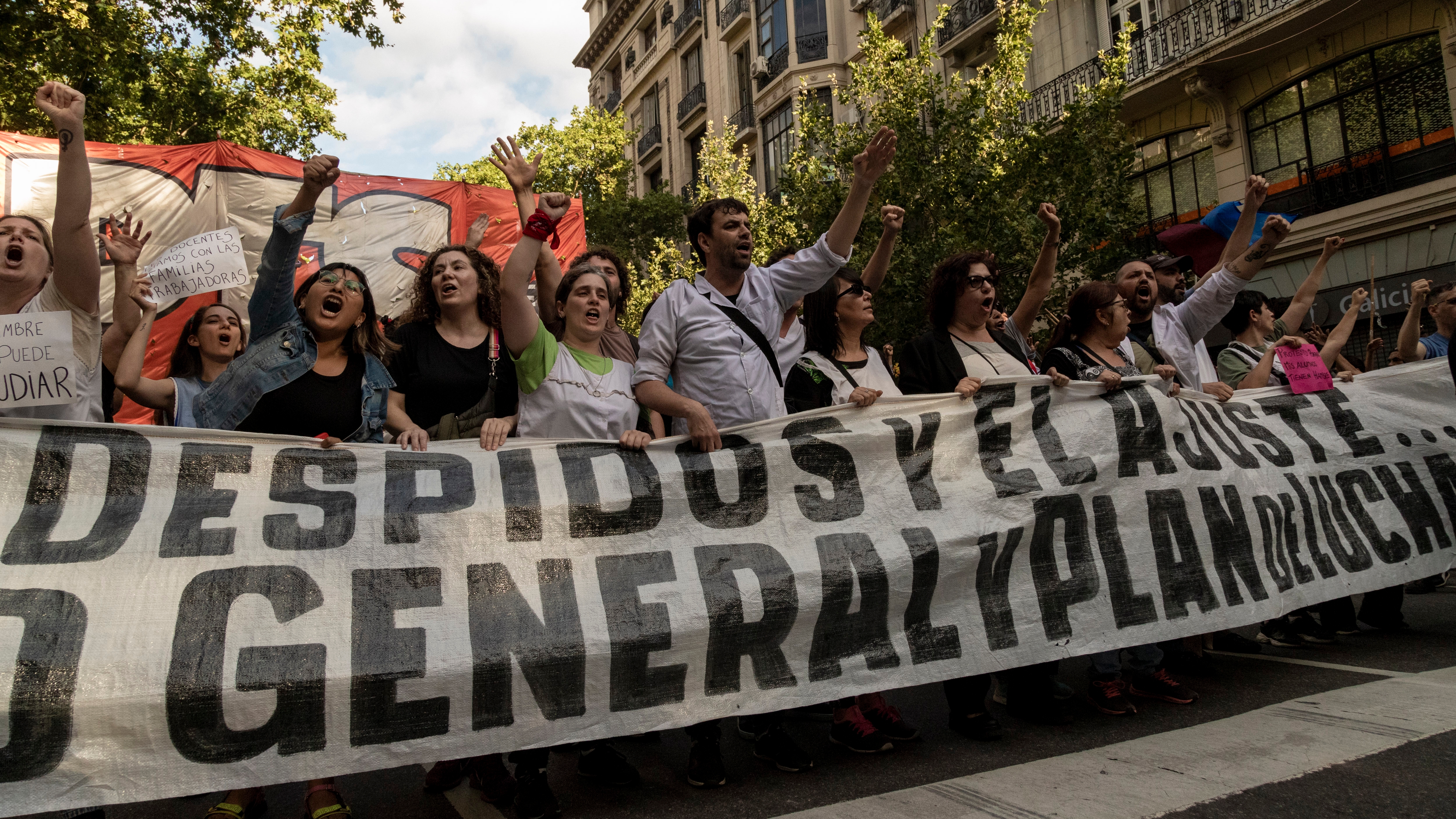 Presidente argentino despide a 7.000 trabajadores estatales