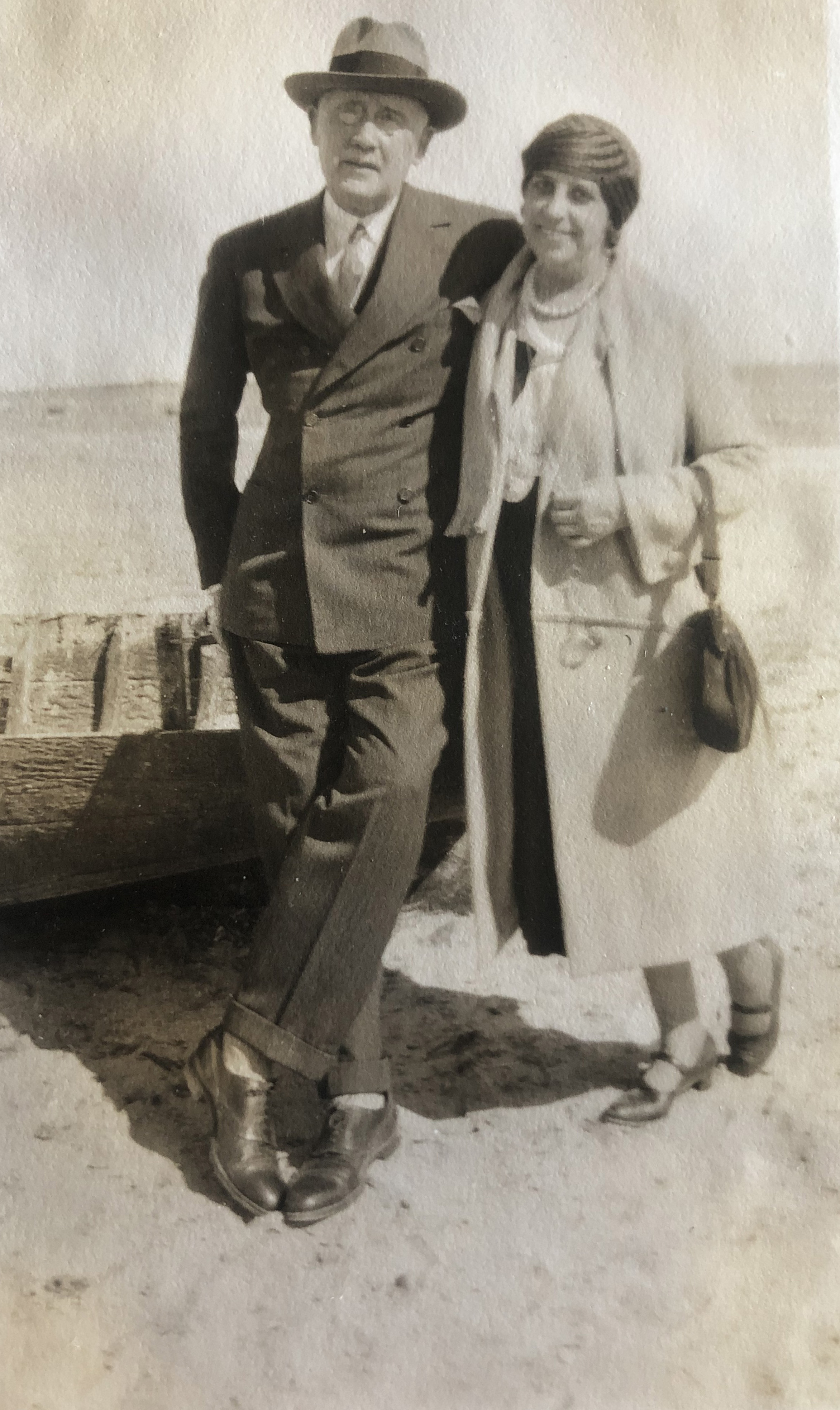 Arniches y su esposa, Pilar Moltó, en Hondarribia (Guipúzcoa), en 1930.