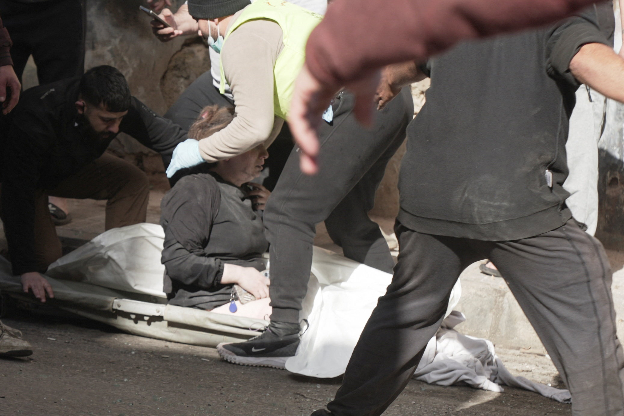 Personal médico auxilia a una mujer herida en un ataque aéreo israelí en Beirut, este miércoles. 