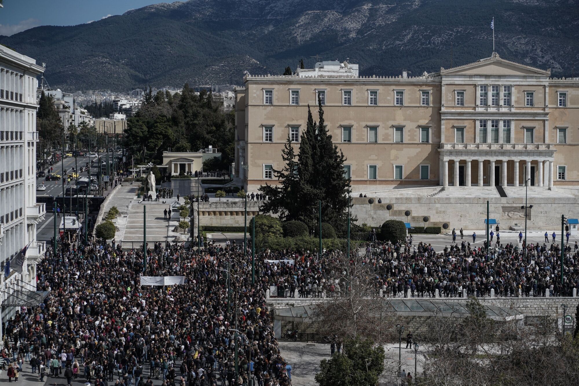 Protestos fora do Parlamento grego em Atenas em 8 de março.