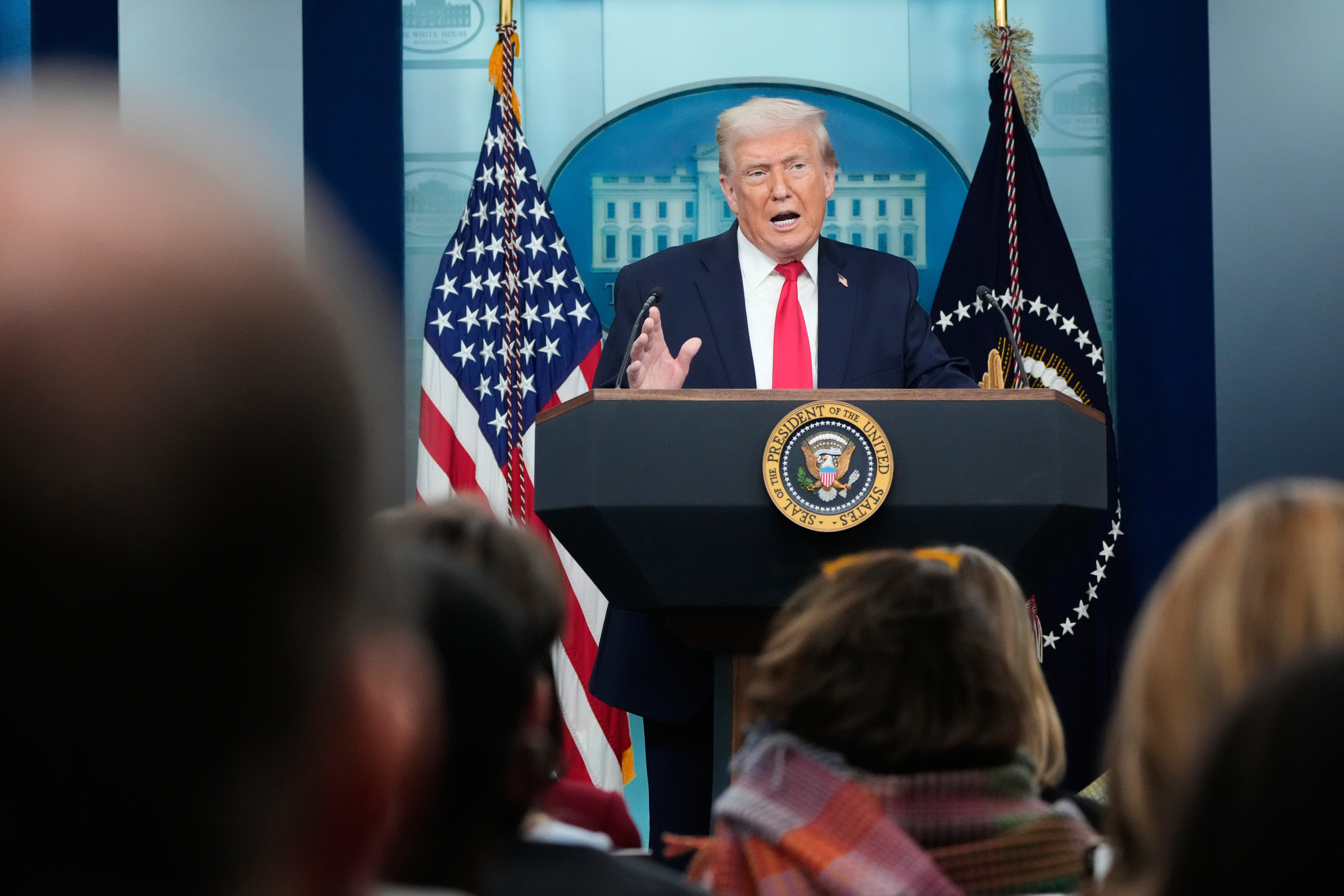 El presidente Donald Trump habla durante una conferencia de prensa en la Casa Blanca, en Washington, el martes 20 de enero de 2026. 