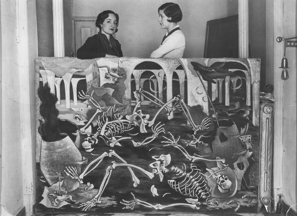 Maruja Mallo, con la periodista Josefina Carabias y su lienzo Antro de fósiles (1930). 