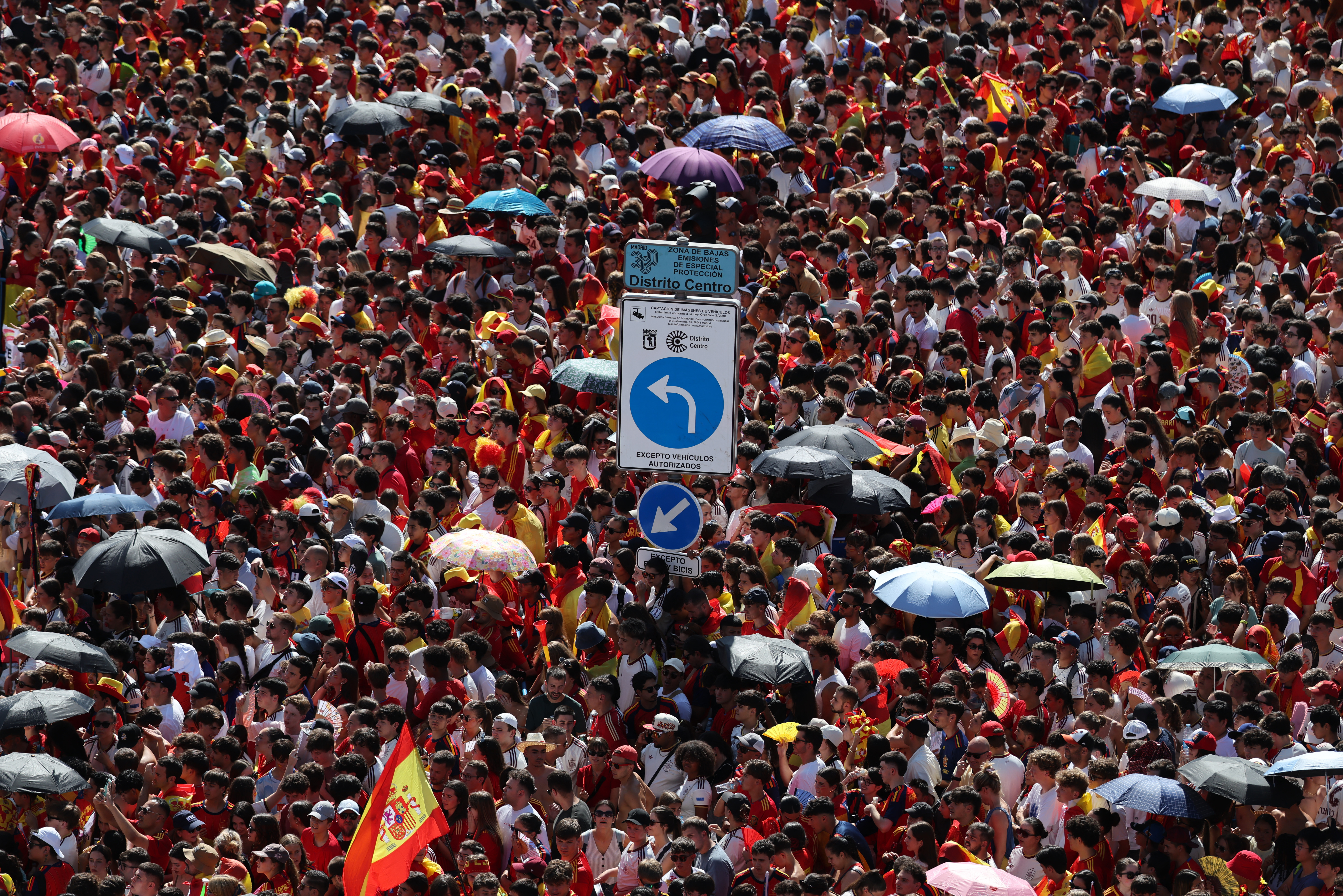 Soccer Football - FIFA World Cup 2026 - Spain Victory Parade - Madrid, Spain - July 20, 2026  Spain fathers gather at Cibeles Square in Madrid ahead of the parade as they celebrate after winning the World Cup REUTERS/Nacho Doce