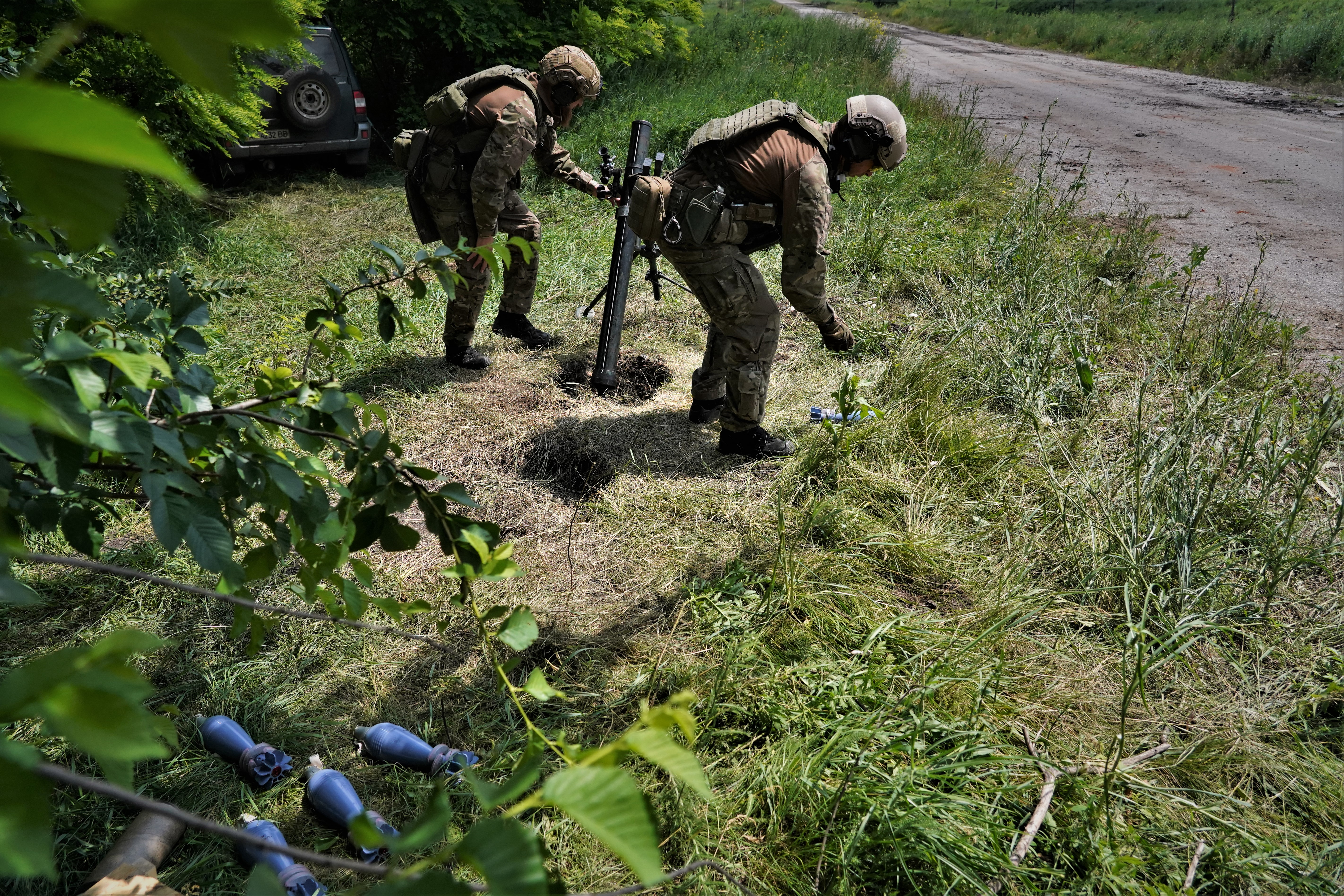Artem e Sergei lançam um morteiro contra as posições russas na frente de Zaporizhia.